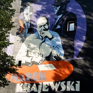 Mural - pisarz Marek Krajewski i jego bohaterowie