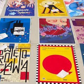 Zdjęcie wydarzenia Plakat artystyczny – pokonkursowa wystawa plenerowa [Święto Wrocławia 2025]