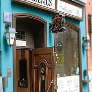 Academus Cafe/Pub & Guest House