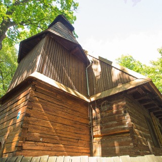 Iglesia de madera en el parque Szczytnicki