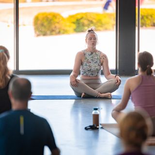 Zdjęcie wydarzenia Sportowa sobota: Vinyasa Joga [Lato na Pergoli 2025]