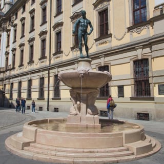 Szermierz – fuente y monumento