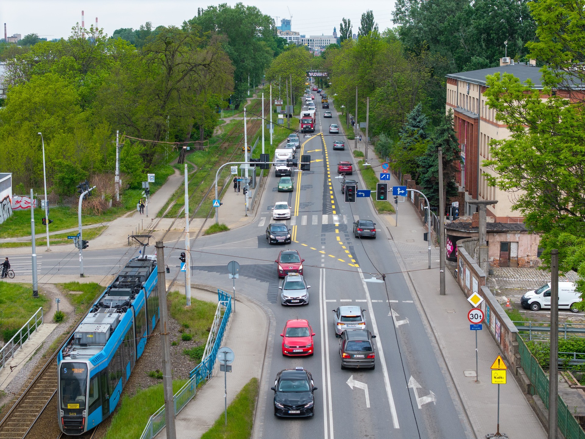Powiększ obraz: Skrzyżowanie Karwińskiej z Krakowską i Opolską po zmianie organizacji ruchu (zdjęcie z sobotniego popołudnia 9 maja 2026)