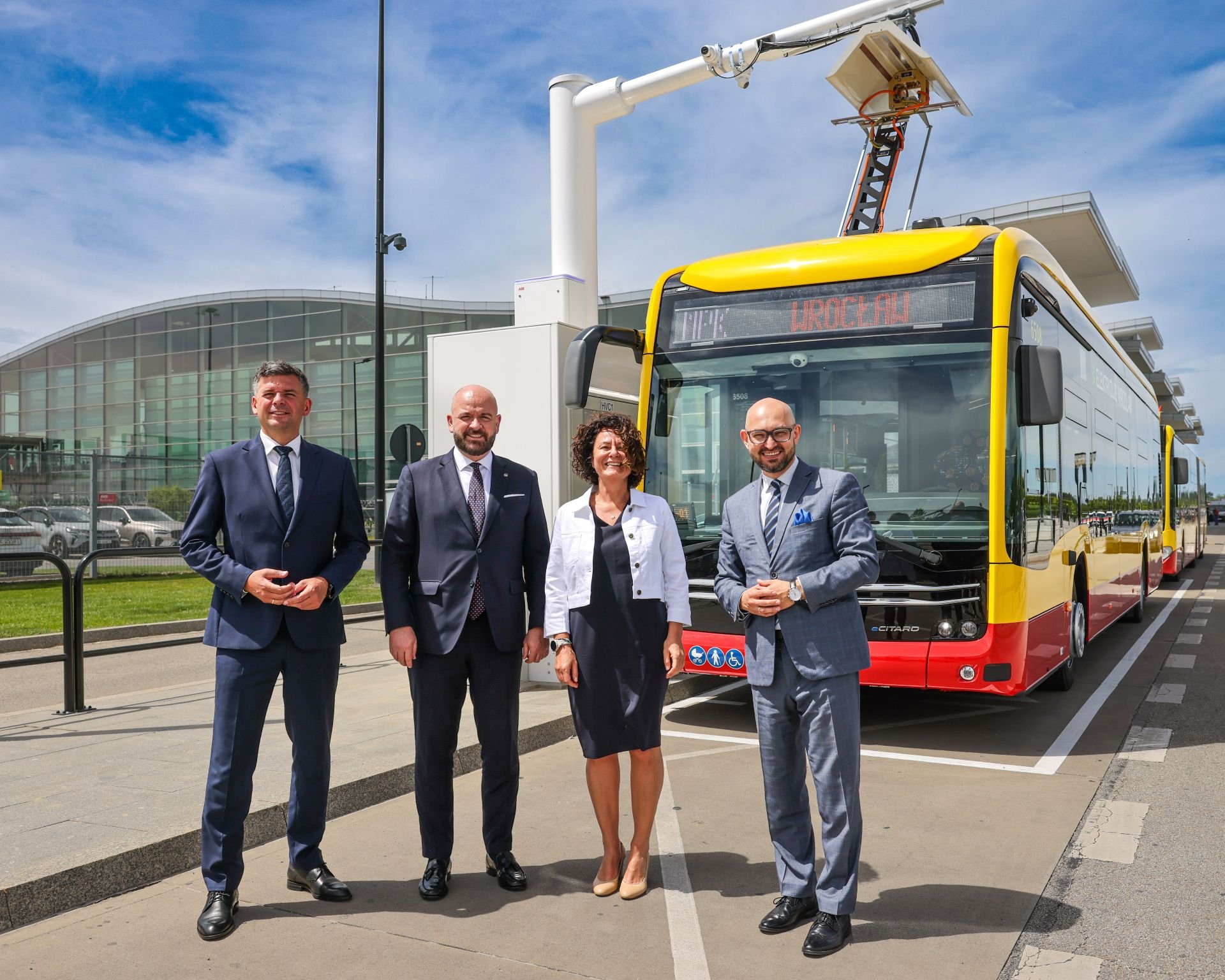 Powiększ obraz: Wiceprezes MPK Przemysław Nowicki, prezydent Wrocławia Jacek Sutryk, prezes Daimler Buses Polska Mirosława Rudzka i prezes MPK Witold Woźny na wrocławskim lotnisku przed Mercedesem eCitaro