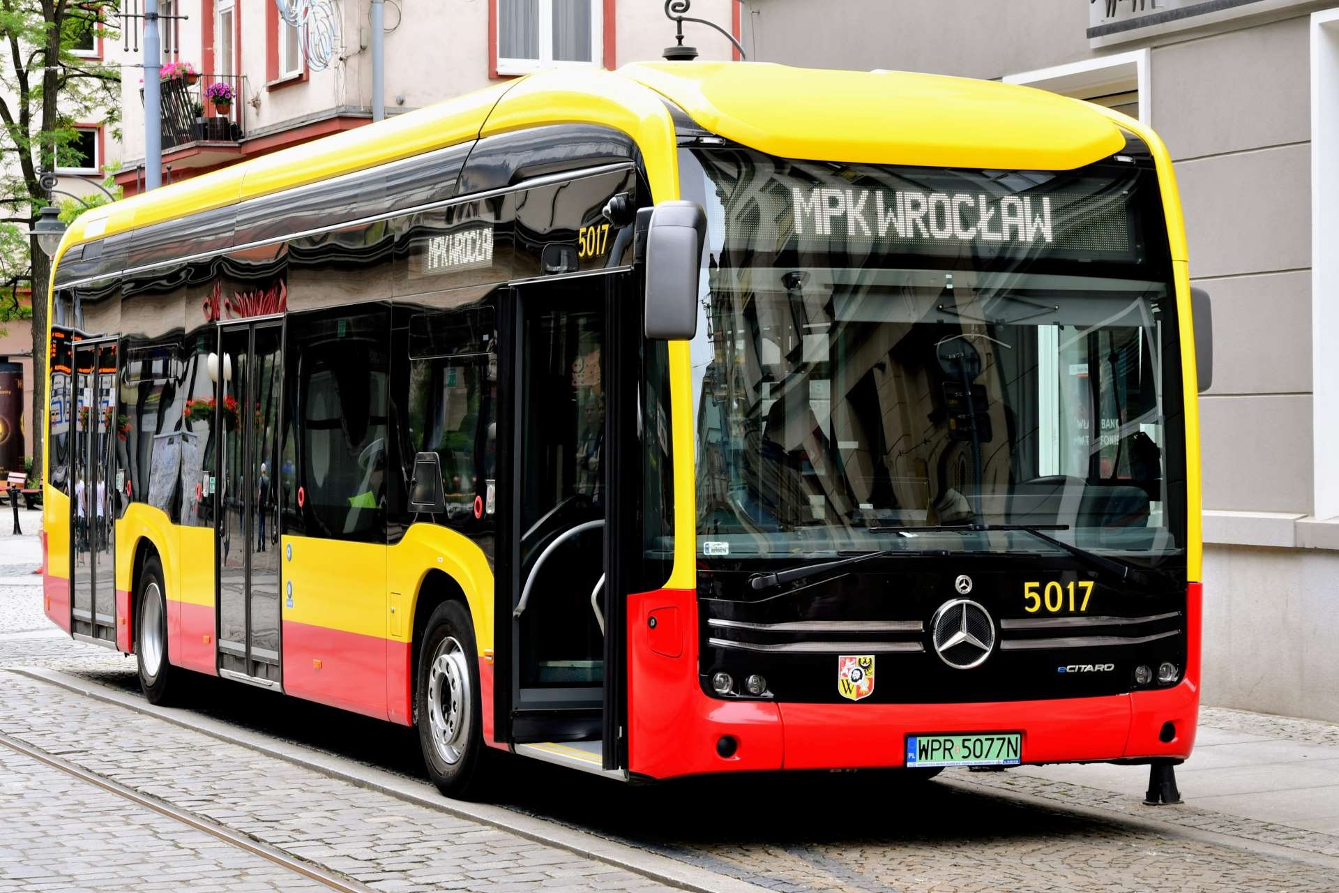 Powiększ obraz: MPK Wrocław testowało już autobusy elektryczne. Niebawem na ulice wyjedzie 13 elektrycznych przegubowych mercedesów.