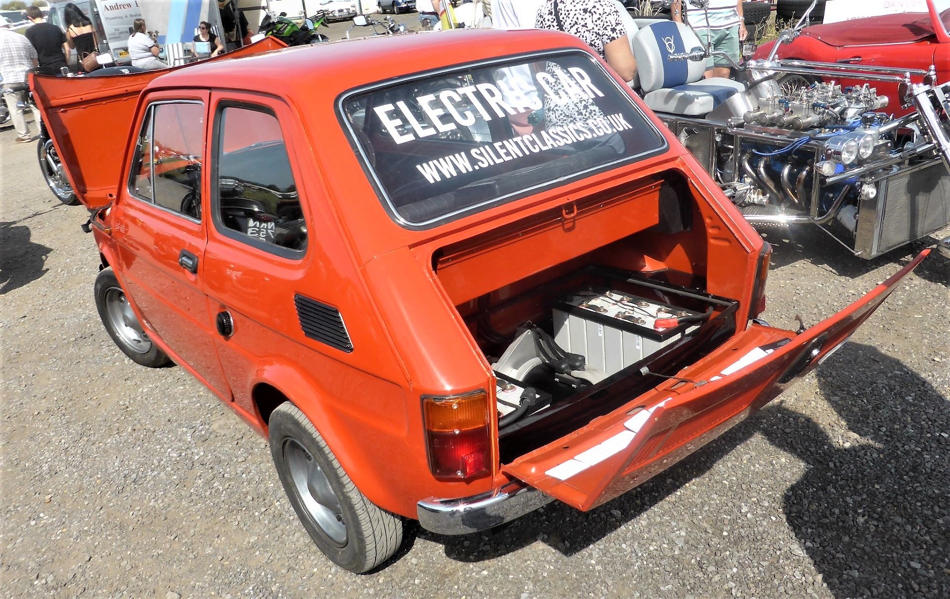 Powiększ obraz: Nie stać Cię na "elektryka"? W modzie są przeróbki. Niejeden już Fiat 126p zyskał napęd elektryczny.