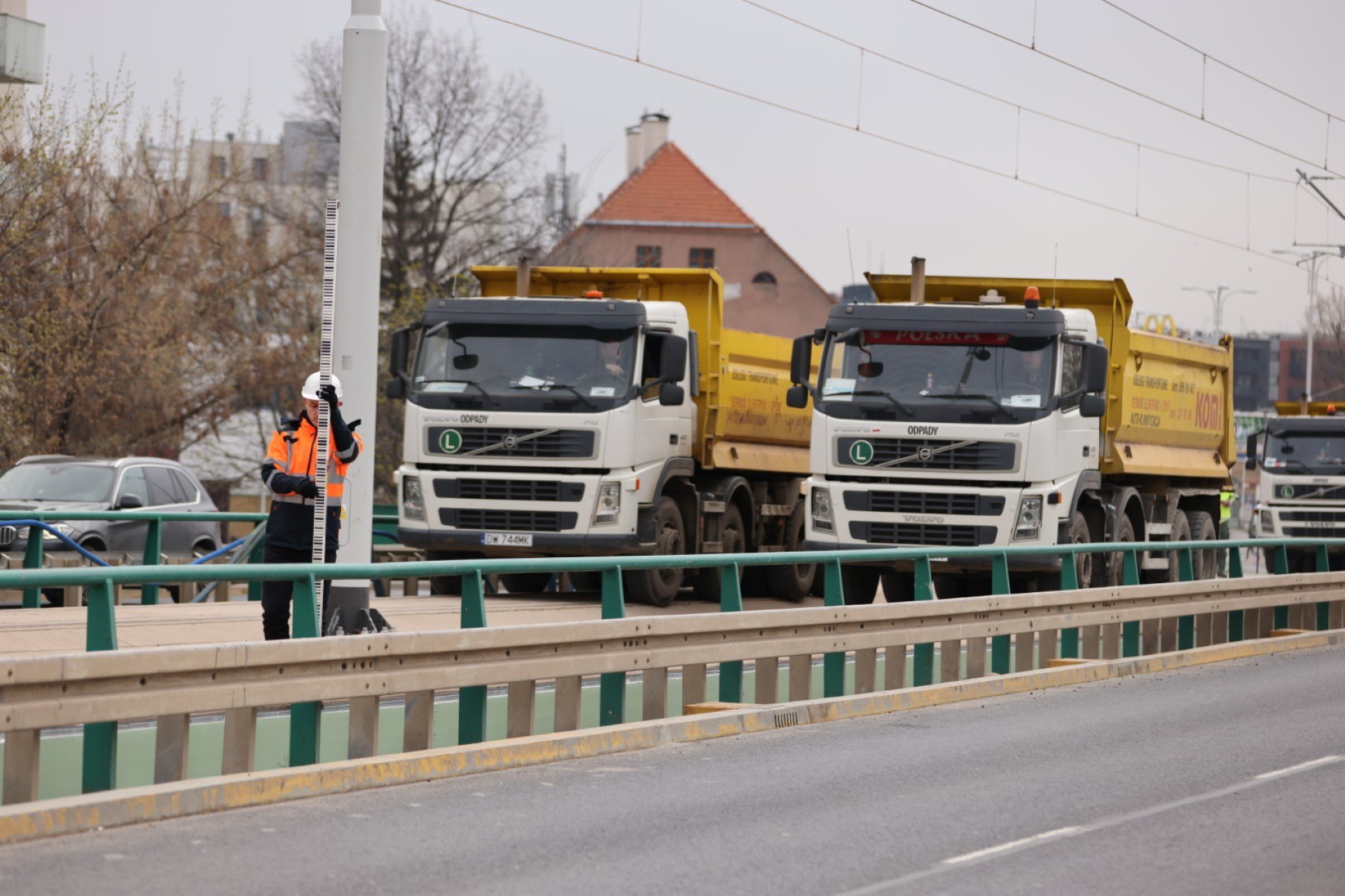 Powiększ obraz: Wzmocniony most Dmowskiego pomyślnie przeszedł próby obciążeniowe. Wjechały na niego cztery 30-tonowe ciężarówki, a inżynierowie badali, jak zachowuje się konstrukcja.