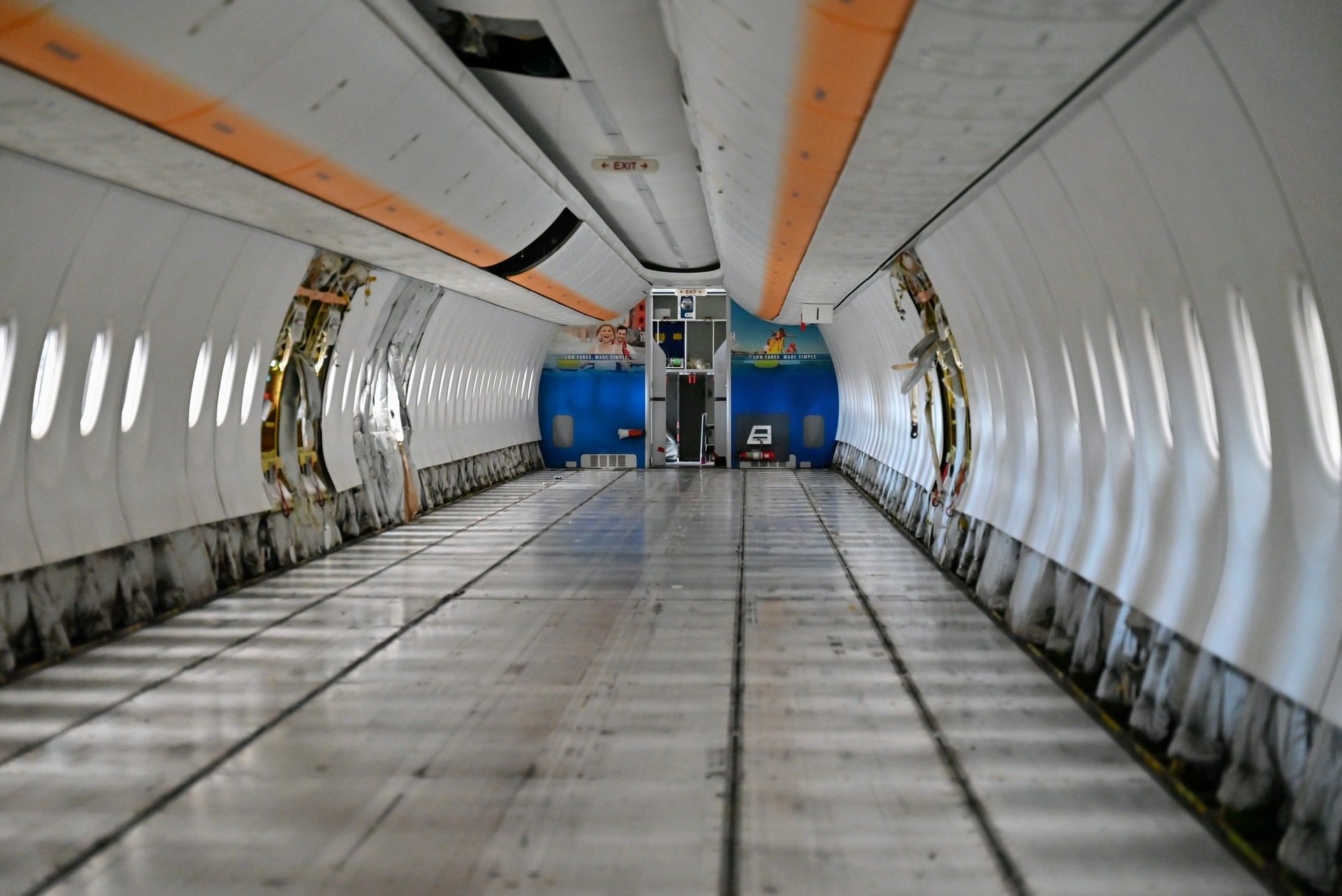 Powiększ obraz: Gdy pasażerów nie ma przez kilka dni... Tak wygląda wnętrze samolotu w czwarty dzień przeglądu.