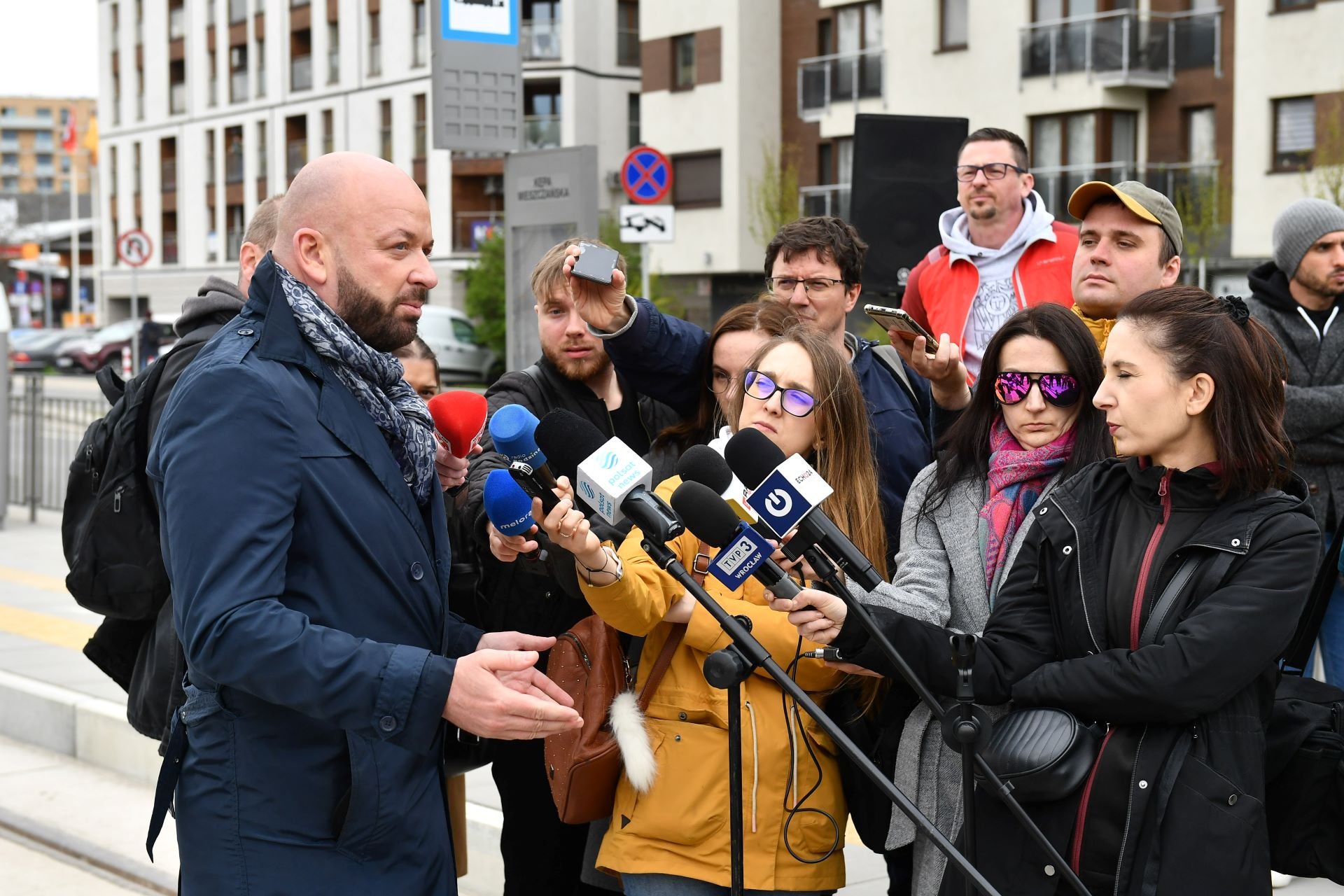 Powiększ obraz: Przejazdowi próbnemu tramwaju nową trasą przez Popowice towarzyszyło olbrzymie zainteresowanie mediów.