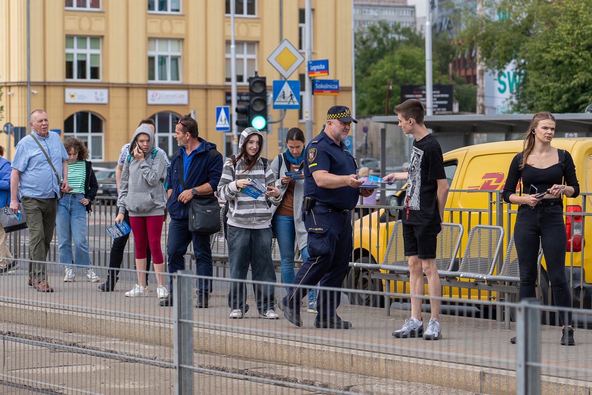 Powiększ obraz: Strażnicy miejscy starali się dotrzeć z ulotkami przede wszystkim do pasażerów korzystających z komunikacji miejskiej w obrębie ulicy Legnickiej.