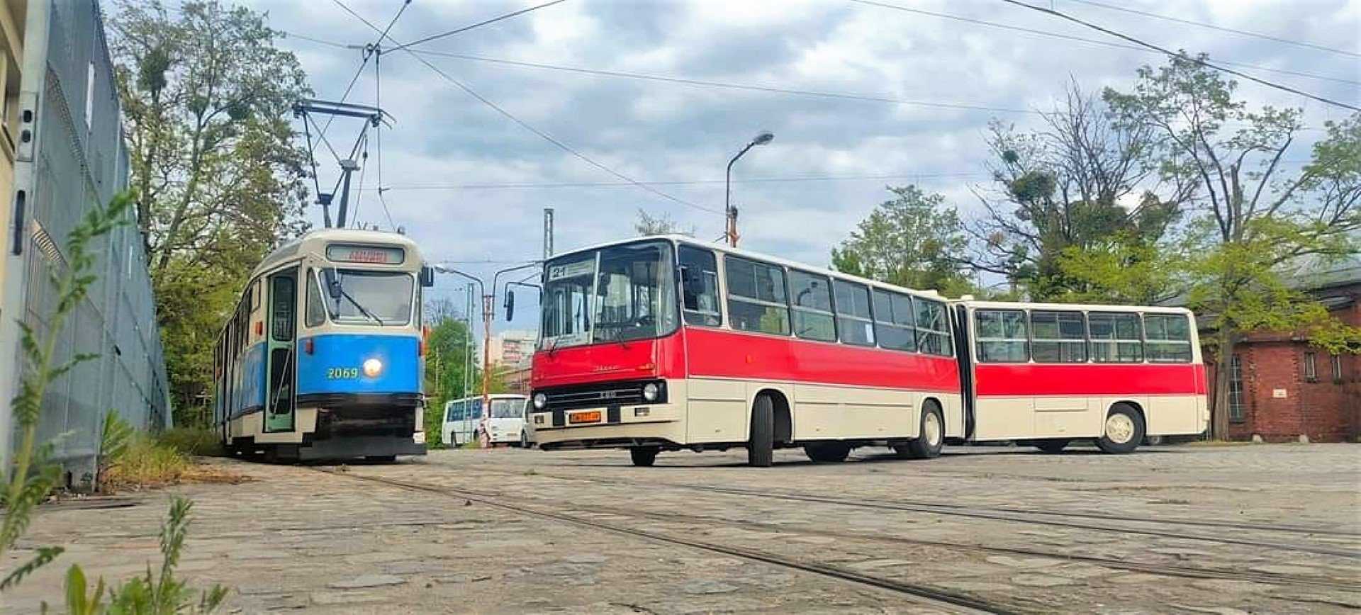 Powiększ obraz: Odnowiony przez Klub Sympatyków Transportu Miejskiego Ikarus 260.26 z 1983 roku wraz z "ogórkiem" lub "cyklopem", czyli tramwajem Konstal 102.