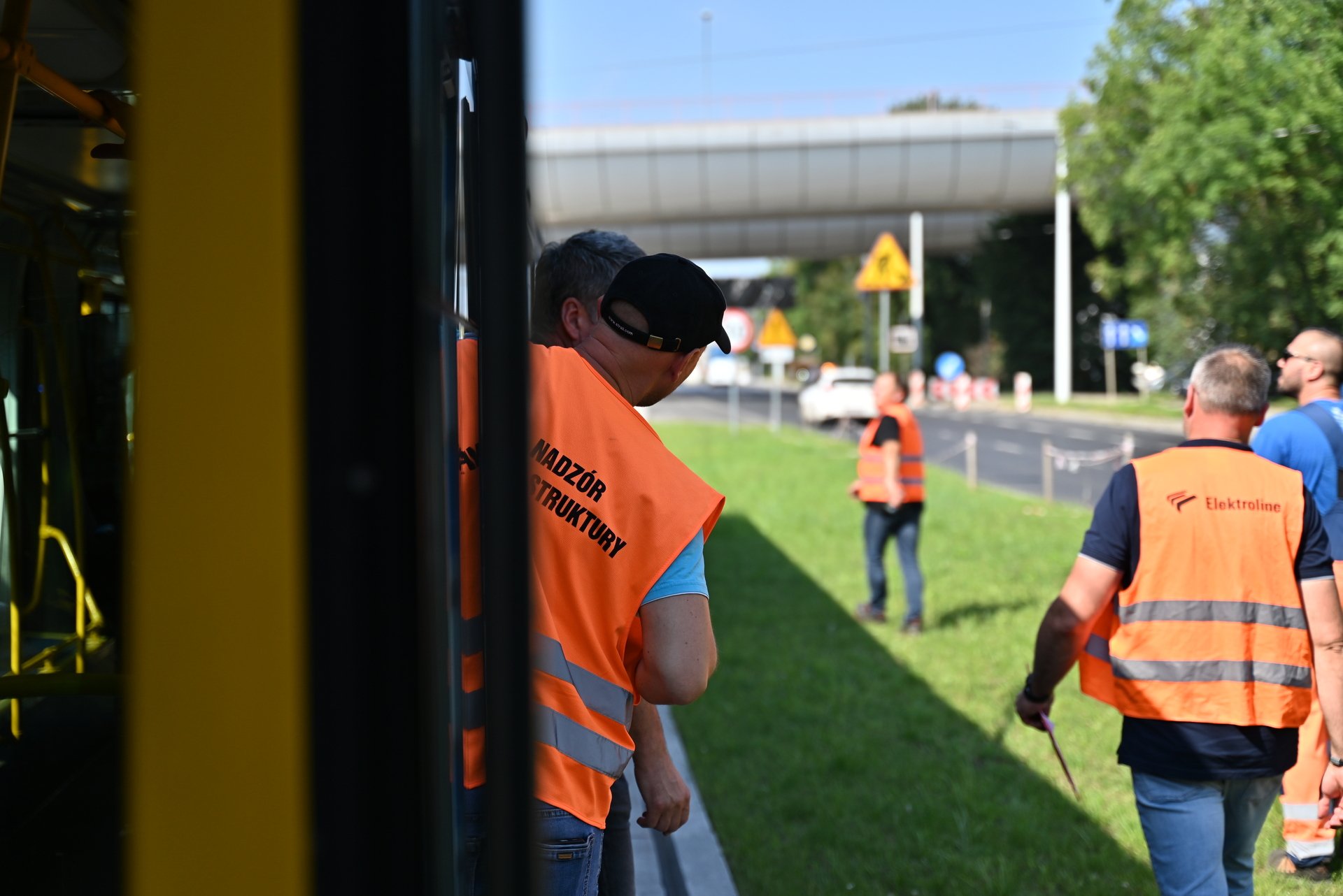 Powiększ obraz: Próbny przejazd tramwaju nowym odcinkiem trasy autobusowo-tramwajowej. Testowany był odcinek od przystanku Park Biznesu do przystanku Rogowska.