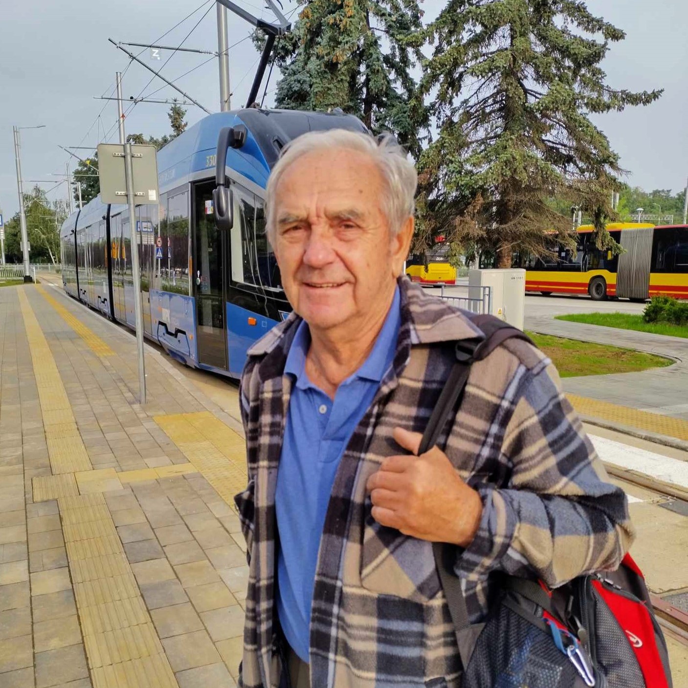 Powiększ obraz: <p>Pan Stanisław podjechał tramwajem na siłownię.&nbsp;</p>