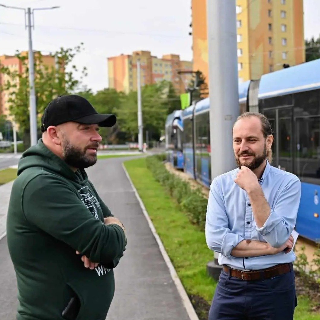 Powiększ obraz: Prezydent Jacek Sutryk zanim przejechał się tramwajem po TAT, wypytywał motorniczego Wojciecha Zawadzkiego o wrażenia z jazdy.