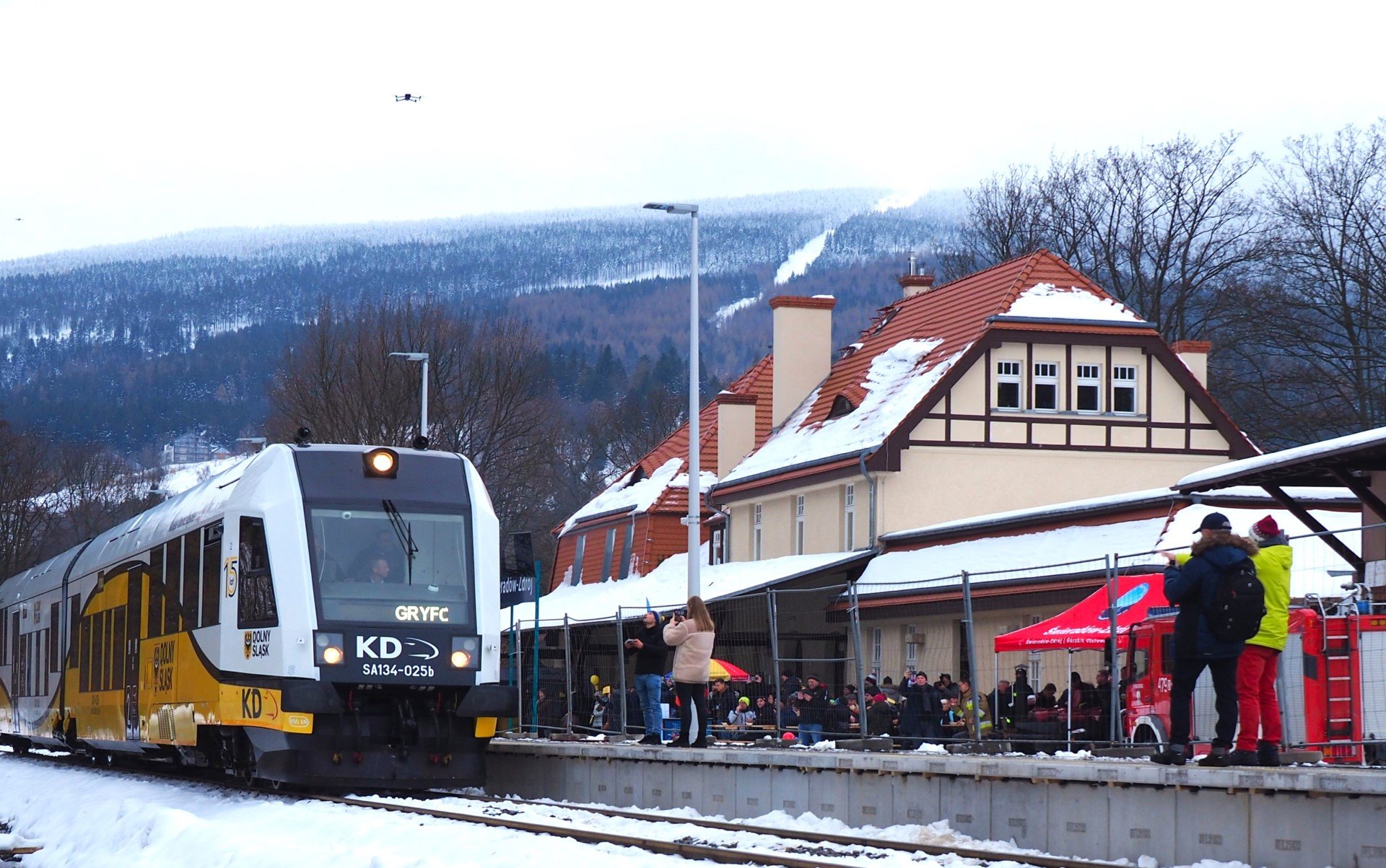 Powiększ obraz: Powitanie pierwszego pociągu na stacji Świeradów-Zdrój.