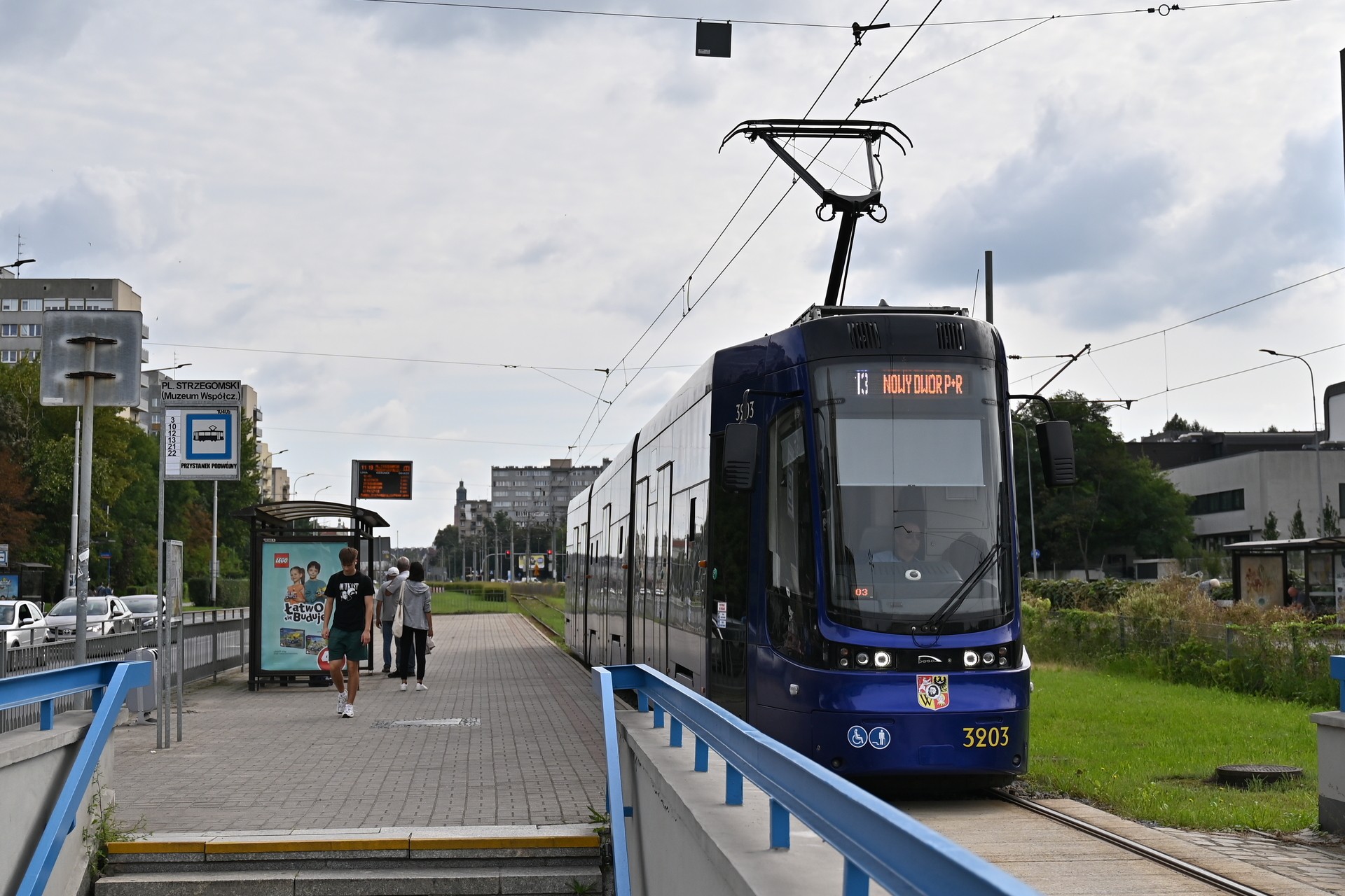 Powiększ obraz: <p>Pesa Twist na Legnickiej, przystanek Plac Strzegomski (Muzeum Wsp&oacute;łczesne).&nbsp;</p>