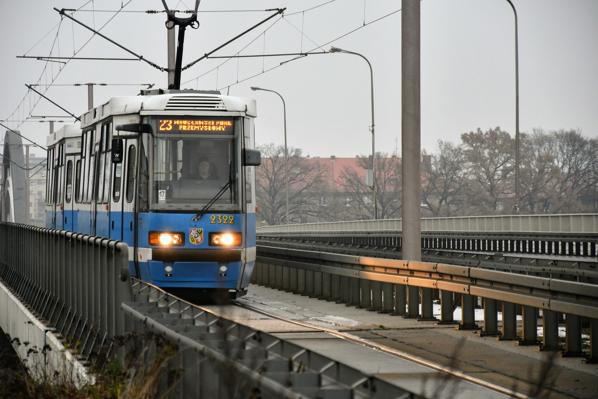 Powiększ obraz: <p>Konstal 105 na mostach Warszawskich. </p>