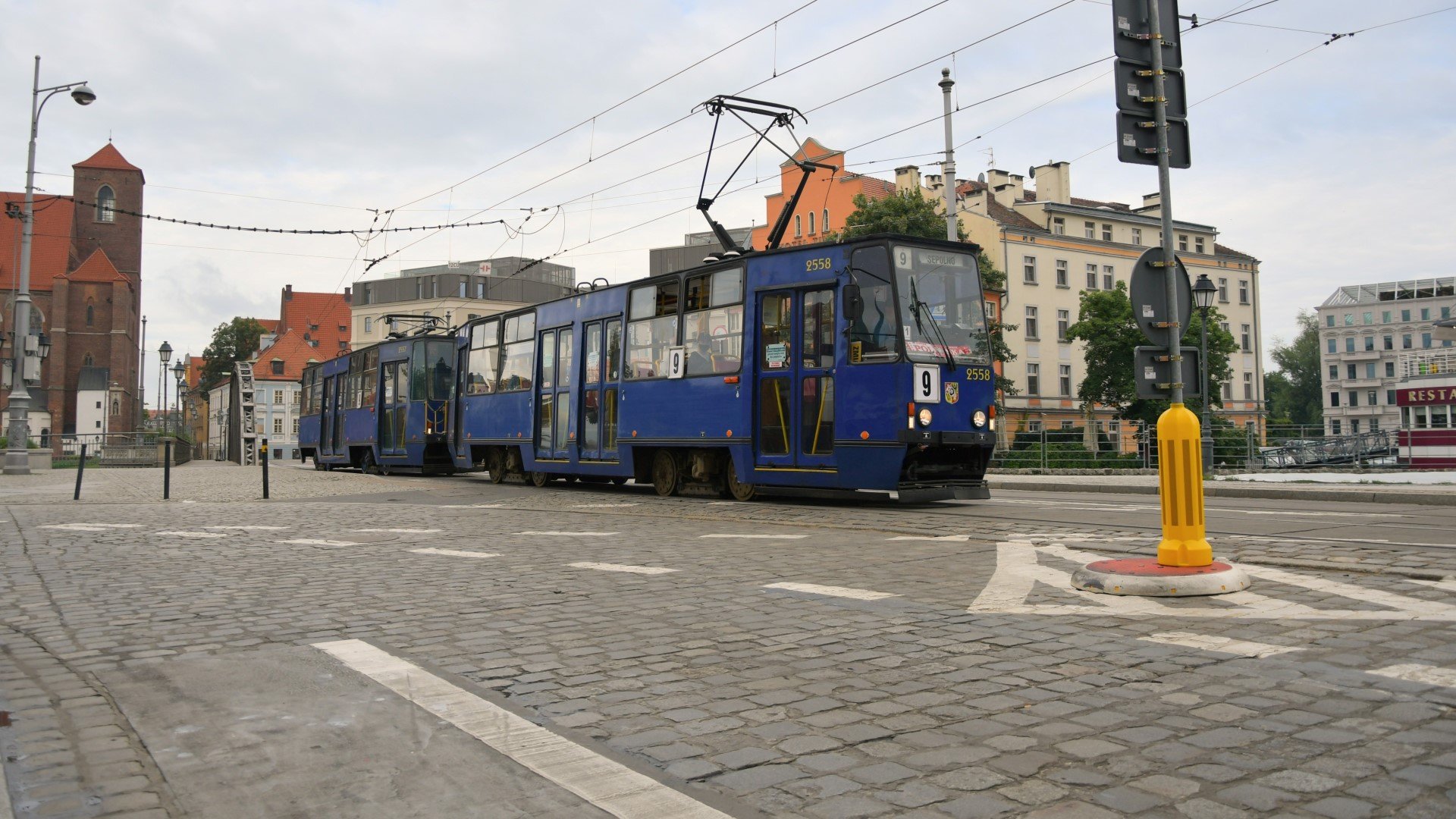 Powiększ obraz: <p>Miłośnicy komunikacji miejskiej liczą na to, że stopniowo wycofując Konstale, MPK jednak zachowa dla potomnych ten w&oacute;z z 1975 roku. Jako jedyny zachował oryginalny układ czterech par drzwi otwieranych do wewnątrz. Pozostałe Konstale zostały przerobione na trzydzrzwiowe.&nbsp;</p>