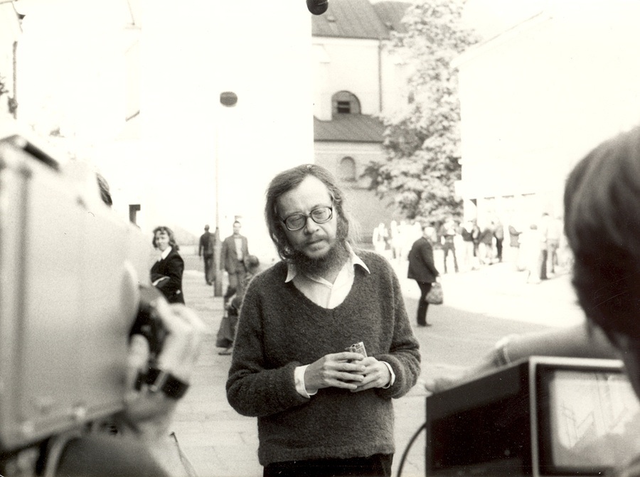 Powiększ obraz: Jerzy Grotowski na planie filmu Mercedes Gregory i Jill Godmilow „With Jerzy Grotowski. Nienadówka 1980”, Rzeszów 1980.