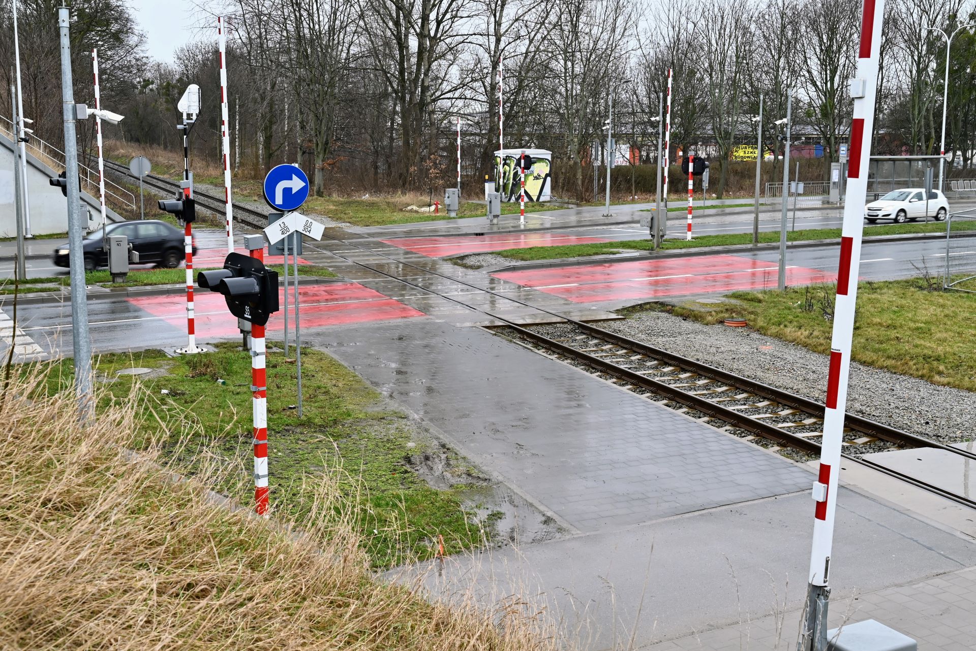 Powiększ obraz: <p>To jedno z najbardziej znanych miejsc we Wrocławiu: tory kolejowe przecinające ul. Bardzką. W tym miejscu od lat nie mogą skrzyżować się tory tramwajowe z kolejowymi. Nowe przepisy być może to zmienią. Na razie tory przetnie wydzielony buspas, kt&oacute;ry będzie gotowy za rok.</p>