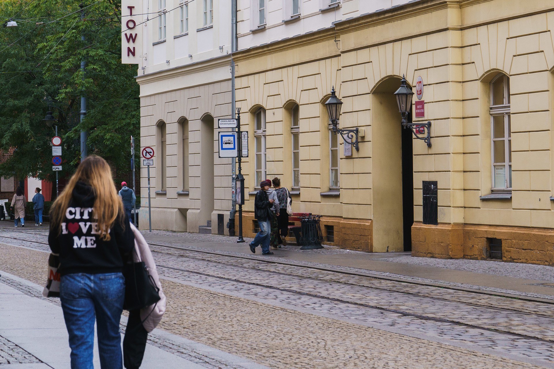 Powiększ obraz: <p>Przystanek "Ossolineum (Uniwersytecka)" na ul. Szewskiej zostanie podniesiony - wsiadanie do tramwajów będzie wygodniejsze</p>
