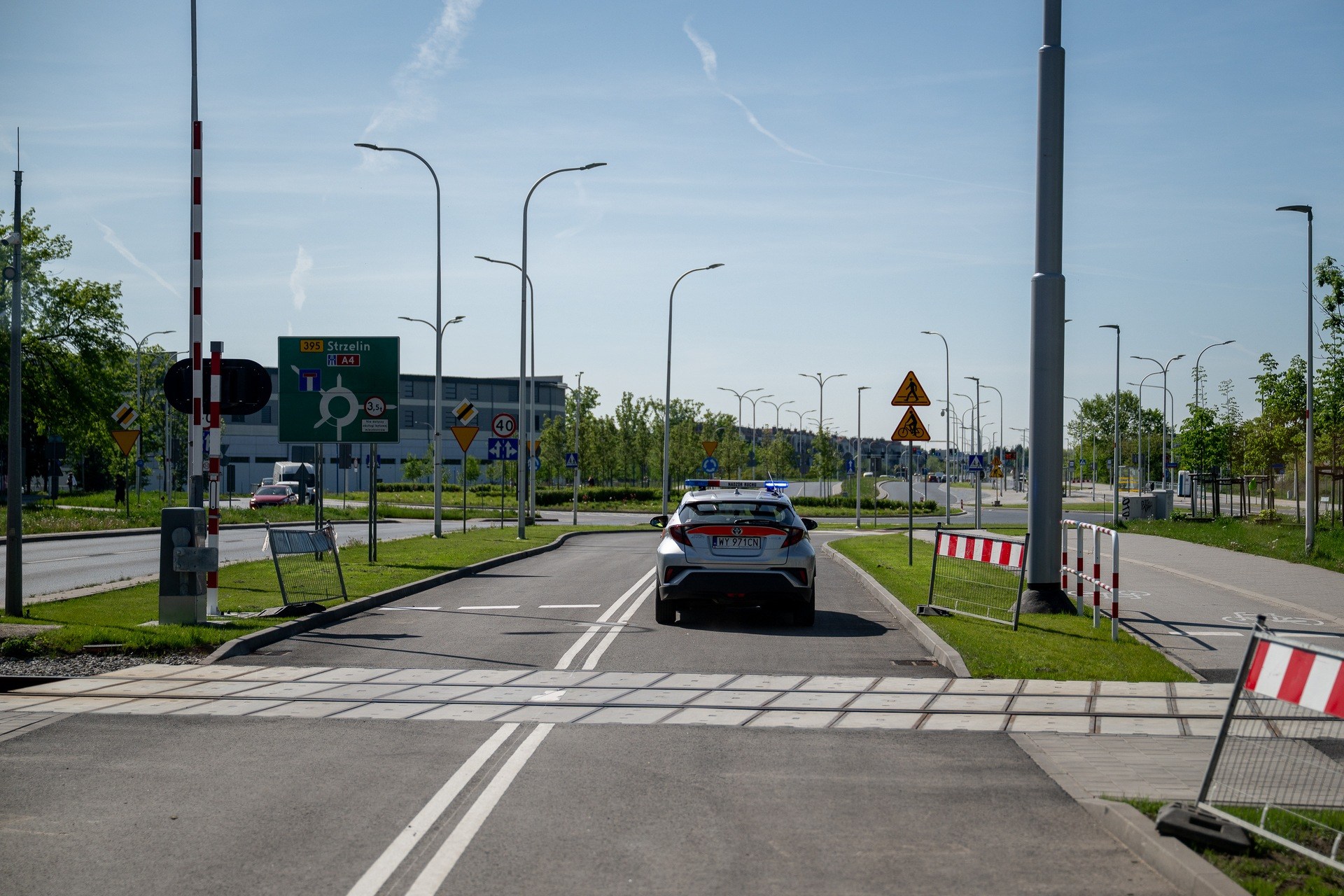 Powiększ obraz: Ulicę Bardzką przecina linia kolejowa nr 285. W tym miejscu ma powstać skrzyżowanie kolejowo-tramwajowe