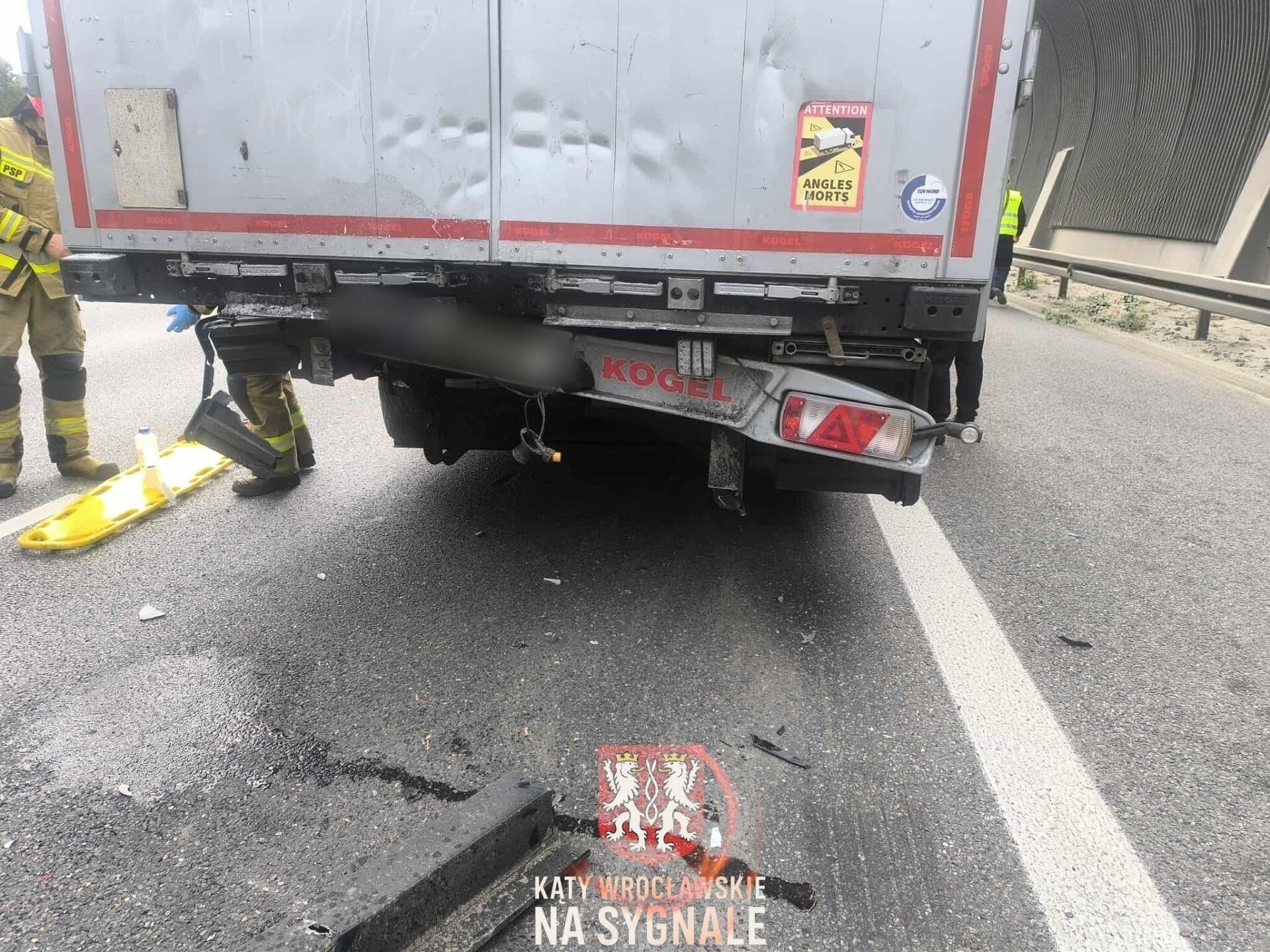 Zderzenie dwóch ciężarówek na AOW