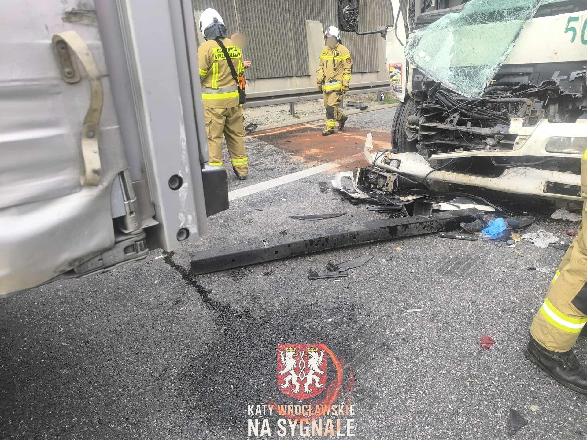 Zderzenie dwóch ciężarówek na AOW