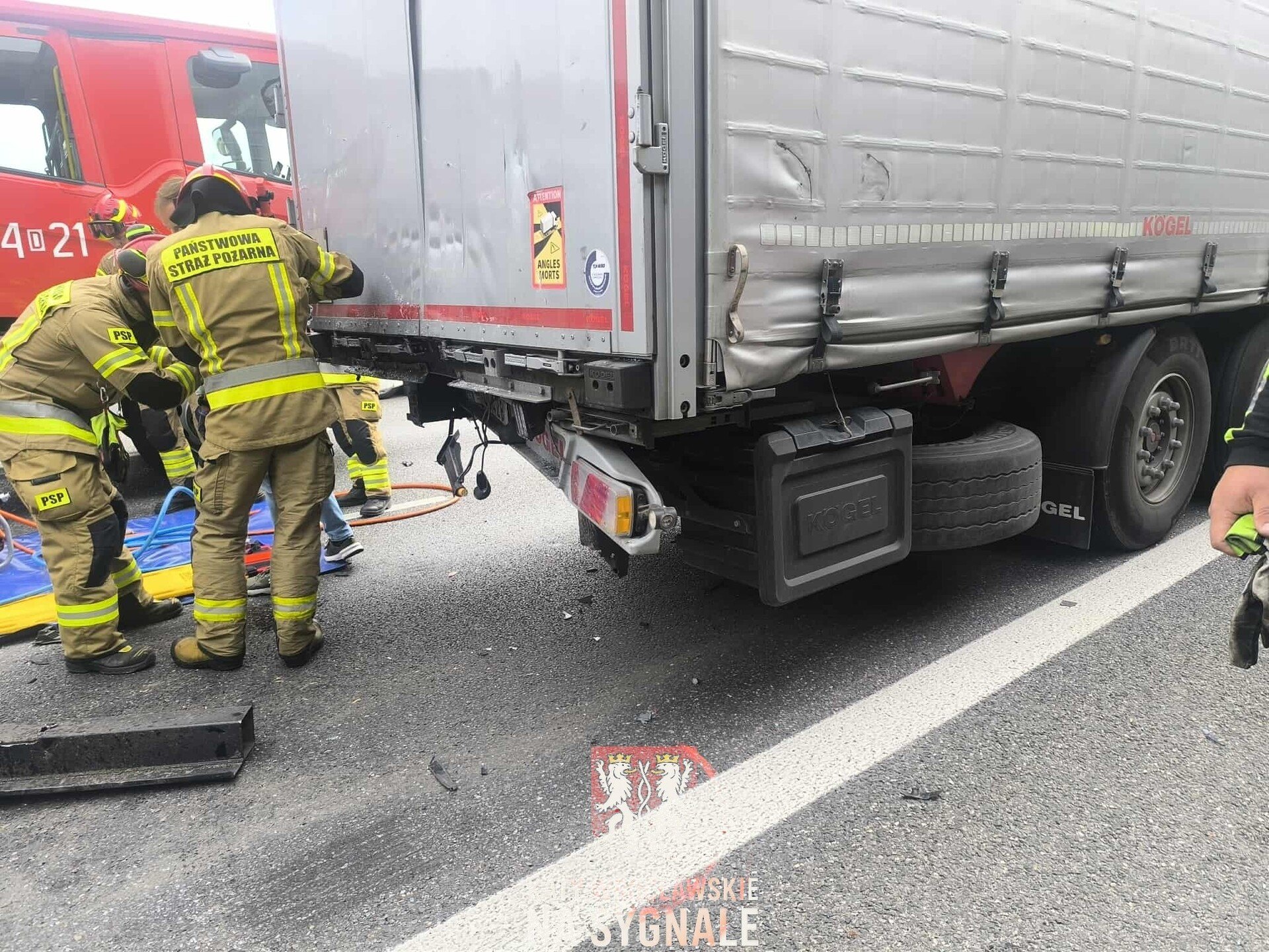 Zderzenie dwóch ciężarówek na AOW