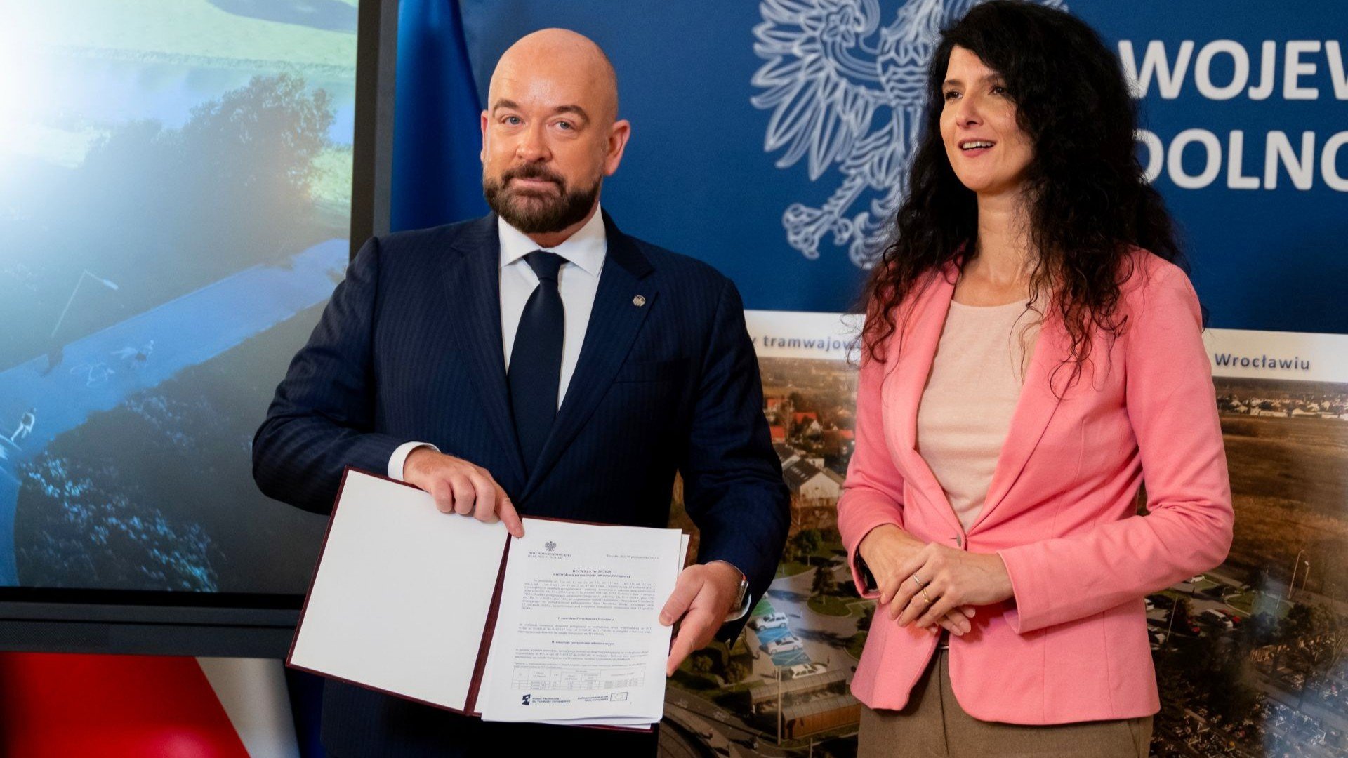 Powiększ obraz: Wojewoda Dolnośląska Anna Żabska przekazała prezydentowi Wrocławia Jackowi Sutrykowi zezwolenie na realizację inwestycji drogowej - na budowę tramwaju na Swojczyce