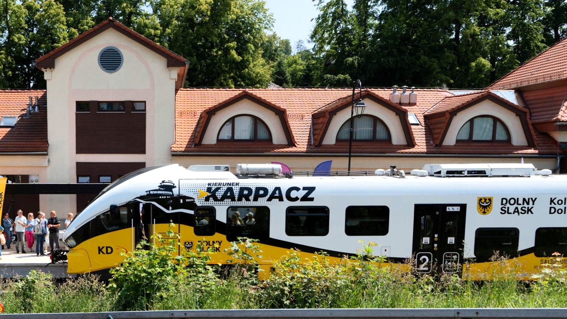 Powiększ obraz: Pociąg na stacji w Karpaczu