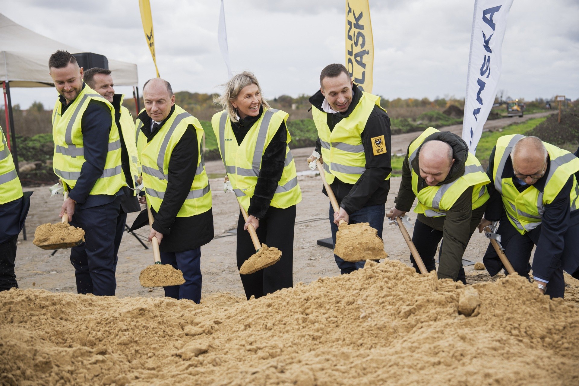 Powiększ obraz: Samorządowcy symbolicznie rozpoczęli budowę Wschodniej Obwodnicy Wrocławia - sztandarowej inwestycji wojewódzkiego samorządu, która ma kluczowe znacznie dla Wrocławia