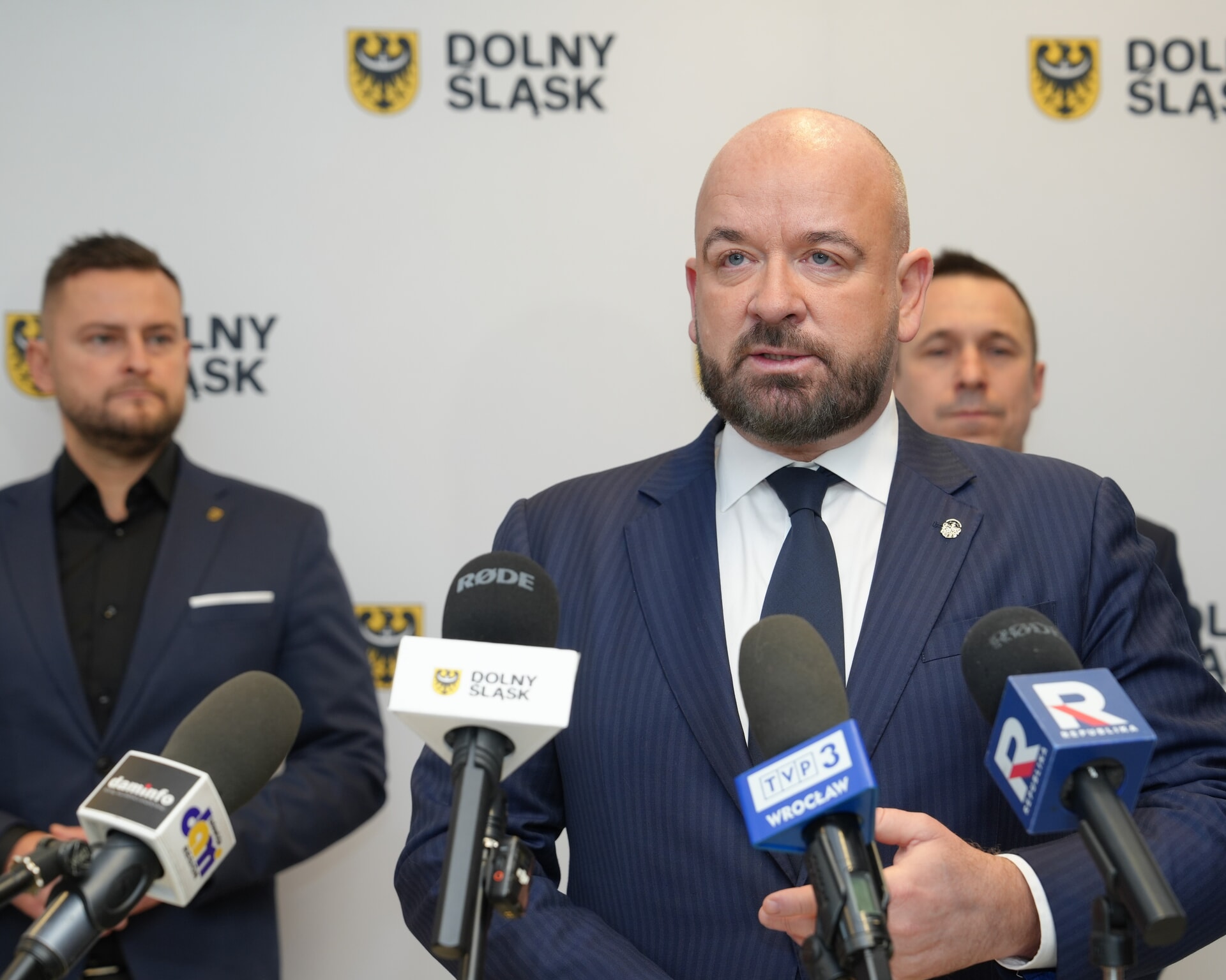 Powiększ obraz: Prezydent Wrocławia Jacek Sutryk na konferencji prasowej o modernizacji autostrady A4