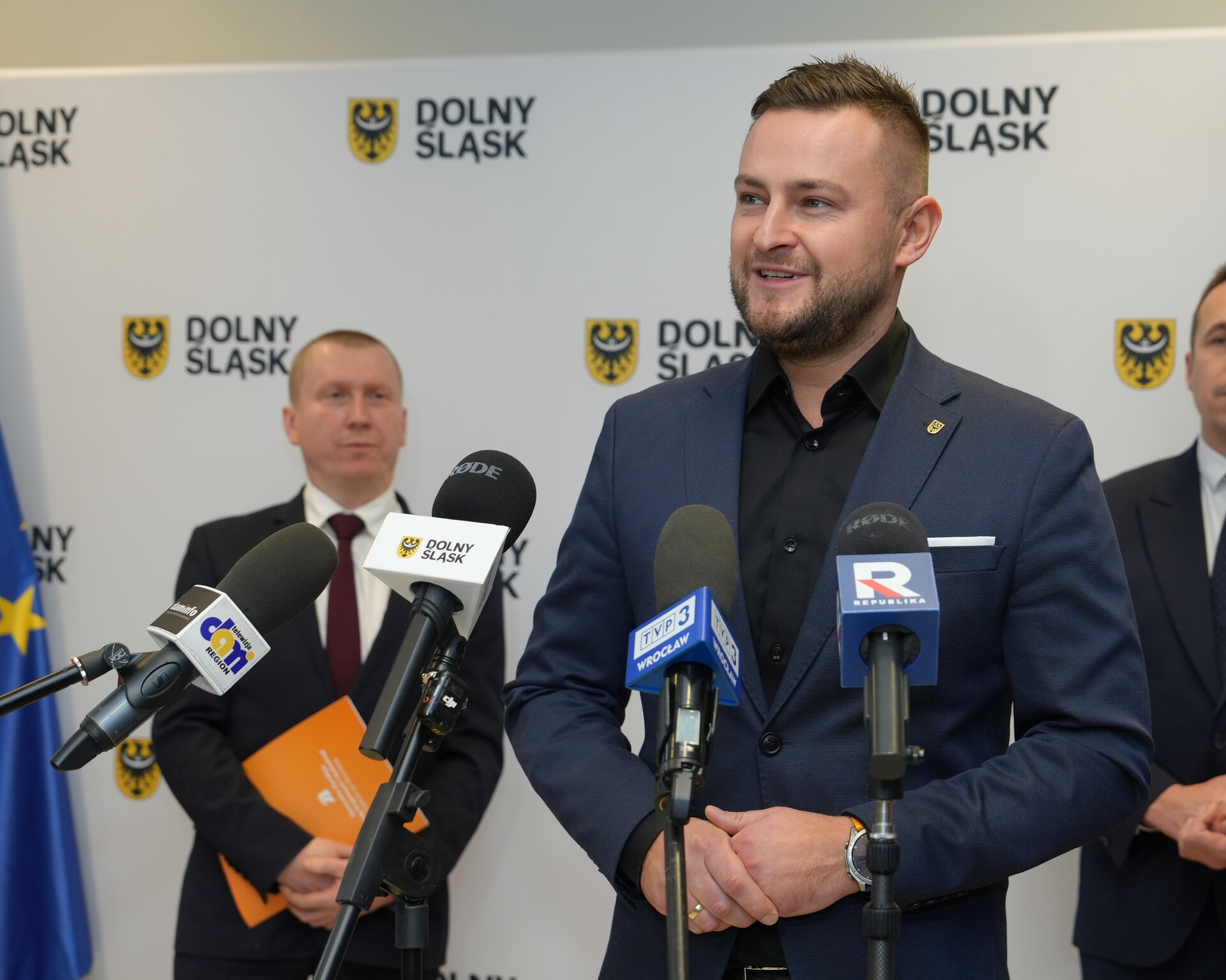 Powiększ obraz: Wicemarszałek Michał Rado na konferencji prasowej o modernizacji autostrady A4