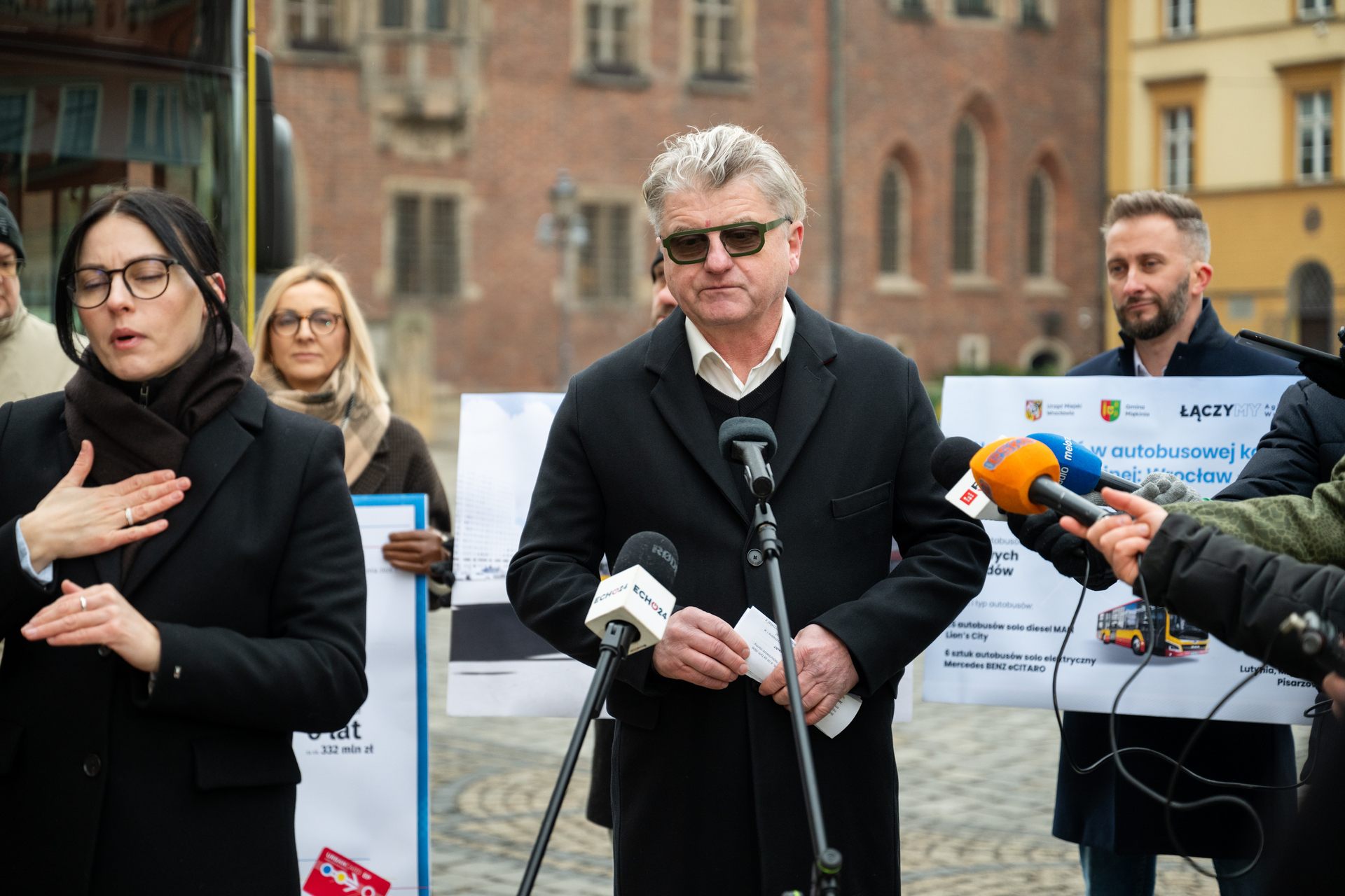 Powiększ obraz: Andrzej Kłosok podczas konferencji poświęconej umowie na obsługę 12 miejskich i podmiejskich linii autobusowych