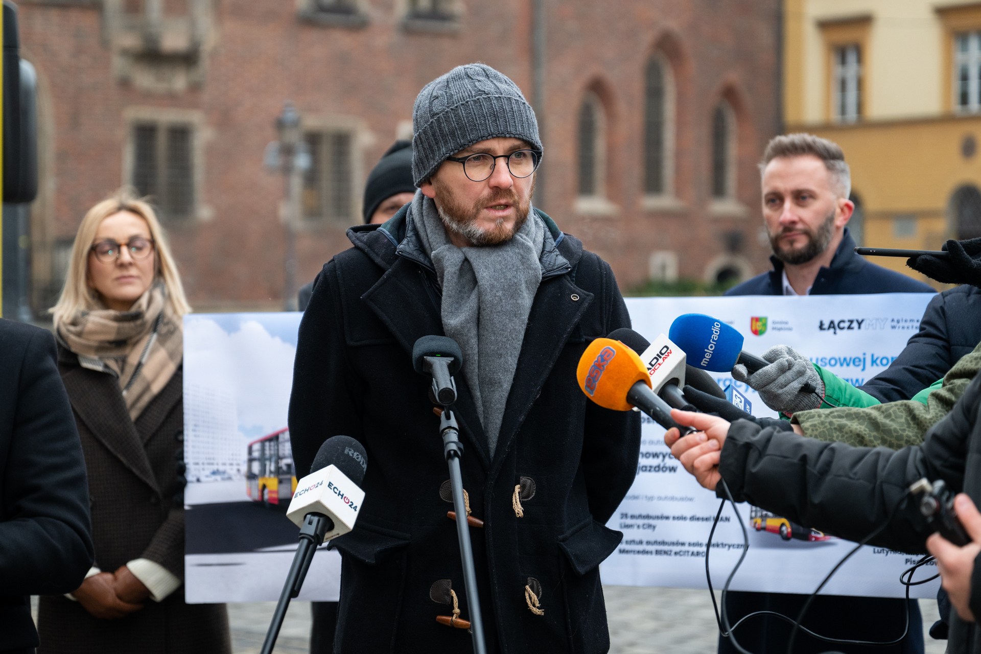 Powiększ obraz: Marcin Szuchta, zastępca burmistrza Miękini, podczas konferencji poświęconej umowie z Przedsiębiorstwem Transportowym Kłosok na obsługę 12 miejskich i podmiejskich linii autobusowych