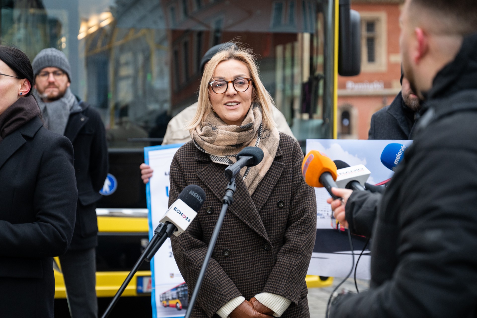 Powiększ obraz: Paulina Tyniec-Piszcz, dyrektorka Wydziału Transportu UMW, podczas konferencji poświęconej umowie z Przedsiębiorstwem Transportowym Kłosok na obsługę 12 miejskich i podmiejskich linii autobusowych