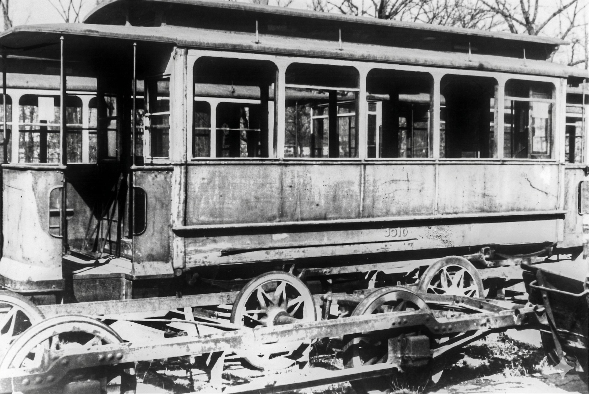 Powiększ obraz: Zniszczone tramwaje LH Standard. Taki był stan taboru przejęty przez ZKmW - poprzednika MPK (archiwalne zdjęcie poprawione przez AI Nano Banana Pro)