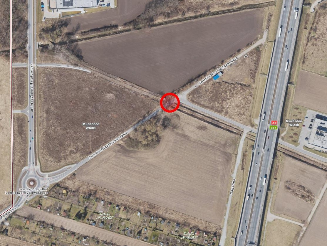 Powiększ obraz: Na mapie zaznaczone jest przecięcie wojskowych torów z ulicą Żwirki i Wigury Zachodnią, po której kursują podmiejskie autobusy