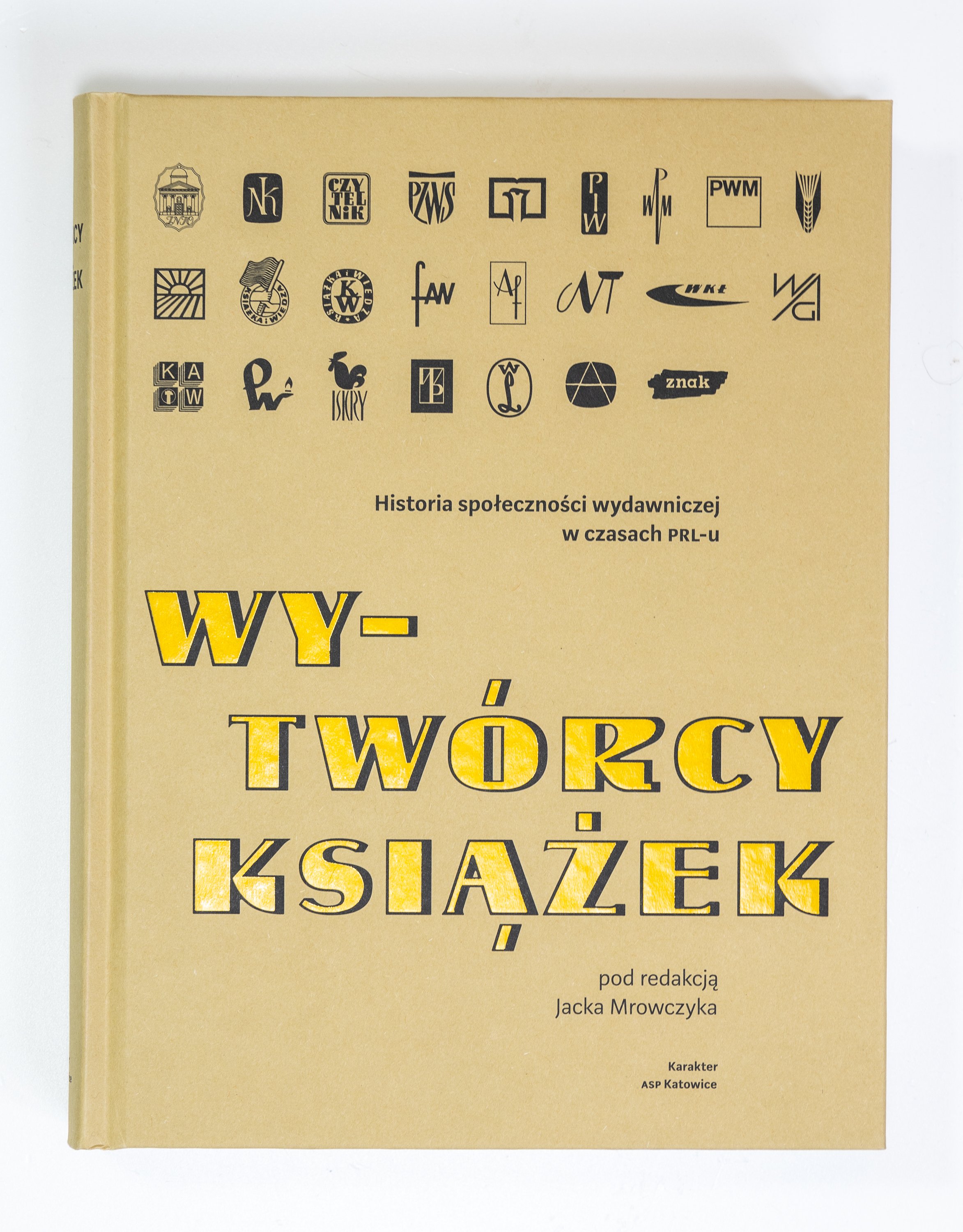 Powiększ obraz: "Wytwórcy książek. Historia społeczności wydawniczej w czasach PRL-u", redakcja i projekt graficzny: Jacek Mrowczyk, Wydawnictwo Karakter i ASP Katowice