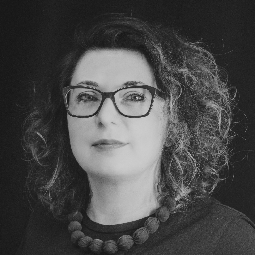<p>Menadżerka i animatorka kultury. Od 14 lat związana z kulturą w zagłębiu miedziowym. Doświadczona inicjatorka i realizatorka projekt&oacute;w kulturalnych. Założycielka i Prezes Fundacji Kulturolubni.&nbsp;</p> <p>Od ponad czternastu lat moje życie związane jest z kulturą. Podczas studi&oacute;w realizowałam staż do CK &bdquo;ZAMEK&rdquo; we Wrocławiu i wiedziałam, że znalazłam swoje powołanie i niczego innego w życiu zwyczajnie nie chcę robić. Pracowałam w kilku instytucjach kultury, poszukując wyzwań i przestrzeni do działania.&nbsp;</p> <p>W grudniu 2019 r. postanowiłam spełnić jedno z moich marzeń i powołałam do życia Fundację &bdquo;Kulturolubni&rdquo;, kt&oacute;rej mam przyjemność być Prezesem. W 2021 roku rozpoczęłam pracę w CDT w Lubinie, z kt&oacute;rym jestem związana do dziś i kt&oacute;re wsp&oacute;łtworzę niemal od momentu powstania instytucji. W swojej działalności najchętniej inicjuję i realizuję projekty, kt&oacute;re wzmacniają więzi społeczne oraz pozwalają na zachowanie tradycji i dziedzictwa. Uważam się za lokalną patriotkę, zakochaną w regionie zagłębia miedziowego i miedzi. Od zeszłego roku prowadzę jedyne w okolicy warsztaty poświęcone miedzi.&nbsp;</p> <p>DOŚWIADCZENIE:&nbsp;</p> <ul class="wp-block-list"> <li>sierpień 2021 &ndash; obecnie: Centrum Działań Tw&oacute;rczych w Lubinie &ndash; Specjalista ds. organizacji&nbsp;</li> <li>luty 2020 &ndash; obecnie: Fundacja &bdquo;KULTUROLUBNI&rdquo; &ndash; Prezes&nbsp;</li> <li>kwiecień 2019 &ndash; wrzesień 2021: Centrum Kultury w Polkowicach &ndash; Specjalista (Dział Animacji Społeczno-Kulturalnych)&nbsp;</li> <li>kwiecień 2017 &ndash; marzec 2019: Gminny Ośrodek Kultury w Radwanicach &ndash; Animator kultury&nbsp;</li> <li>sierpień 2011 &ndash; marzec 2017: Polkowickie Centrum Animacji &ndash; Specjalista (szef Działu Organizacji)&nbsp;</li> <li>kwiecień 2010 &ndash; marzec 2011: Centrum Kultury Zamek we Wrocławiu&nbsp;</li> </ul> <p>WYKSZTAŁCENIE&nbsp;</p> <ul class="wp-block-list"> <li>studia podyplomowe &ndash; Zarządzanie plac&oacute;wkami kultury (Uniwersytet Ekonomiczny we Wrocławiu), Menedżer Kultury we Wsp&oacute;łpracy Region&oacute;w Unii Europejskiej (Uniwersytet Wrocławski&nbsp;</li> <li>studia &ndash; filologia polska (Uniwersytet Wrocławski), Specjalizacja: Edukacja nieformalna, polonista jako lider i animator społeczności lokalnej&nbsp;</li> </ul> <p>WYBRANE PROJEKTY&nbsp;</p> <ul class="wp-block-list"> <li>&ldquo;Kulturalne Lato&rdquo;&nbsp;</li> <li>&ldquo;Okiem Artysty&hellip; Powiatowe Plenery Artystyczne&rdquo;&nbsp;</li> <li>&ldquo;Z ziemi polkowickiej&hellip; Baśnie i Legendy&rdquo;&nbsp;</li> <li>&ldquo;Muzyka na mieście&rdquo;&nbsp;</li> <li>&ldquo;Niech żyje bal. Senior w Centrum&rdquo;&nbsp;</li> <li>&ldquo;Mieć Miedź&rdquo;&nbsp;</li> <li>&ldquo;Kulturolubny Lubin&rdquo;&nbsp;</li> <li>&ldquo;Sztuka ulicy, sztuka na ulice!&rdquo;&nbsp;</li> </ul> <p><strong>Rekomendacje:</strong></p> <ul class="wp-block-list"> <li>Małgorzata Mędrala (Stowarzyszenie Aktywne dla Gminy Ścinawa)</li> <li>Daniel Horoszczak</li> <li>Agnieszka Kompanicka-Dyczko</li> <li>Kamila Grabka-Levin</li> </ul>