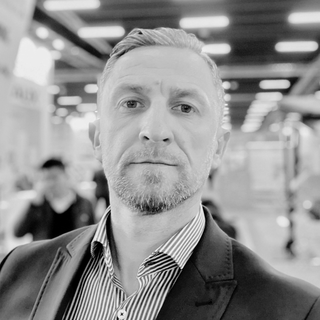 <p>Założyciel grupy &bdquo;Ruinersi na Dolnym Śląsku&rdquo; na Facebooku, przedsiębiorca specjalizujący się w tradycyjnym budownictwie i renowacji. Pasjonat ochrony dziedzictwa architektonicznego Dolnego Śląska.&nbsp;</p> <p>Jestem założycielem grupy Facebook &bdquo;Ruinersi na Dolnym Śląsku&rdquo;, kt&oacute;ra zrzesza ok. 4,4 tys. członk&oacute;w, pasjonat&oacute;w tradycyjnego budownictwa i renowacji zabytk&oacute;w. Moja działalność skupia się na odnawianiu poniemieckich budynk&oacute;w oraz innych obiekt&oacute;w o wartości historycznej, kt&oacute;re często nie są objęte formalną ochroną prawną. Jako przedsiębiorca, działam na rzecz ratowania architektonicznego dziedzictwa Dolnego Śląska, dbając o to, by odnawiane budynki nie tylko zachowały sw&oacute;j unikalny charakter, ale także miały potencjał inwestycyjny.&nbsp;</p> <p>Jednym z moich priorytet&oacute;w jest dążenie do kompromis&oacute;w między oczekiwaniami konserwator&oacute;w zabytk&oacute;w a interesami inwestor&oacute;w. Staram się r&oacute;wnoważyć potrzeby zachowania historycznej wartości budynk&oacute;w z ich przystosowaniem do nowoczesnych funkcji, co jest szczeg&oacute;lnie ważne w przypadku wielu jeszcze obiekt&oacute;w, kt&oacute;re nie są objęte ochroną zabytkową. Takie podejście wymaga odpowiedzialności, wyczucia oraz umiejętności znajdowania rozwiązań, kt&oacute;re sprzyjają zar&oacute;wno ochronie dziedzictwa, jak i wsp&oacute;łczesnym wymaganiom rynku.&nbsp;</p> <p>Staram się także reanimować funkcję &bdquo;Społecznego Opiekuna Zabytk&oacute;w&rdquo;, angażując lokalne społeczności oraz członk&oacute;w naszej grupy w opiekę nad budynkami o wartości historycznej. Moje działania obejmują r&oacute;wnież inicjatywy edukacyjne &ndash; dzielę się wiedzą oraz kontaktami do wykwalifikowanych rzemieślnik&oacute;w i rzeczoznawc&oacute;w, promując właściwe wzorce postępowania w procesie renowacji. Dzięki wsp&oacute;łpracy z ekspertami staram się ułatwiać członkom grupy dostęp do niezbędnych informacji, motywując ich do samodzielnej nauki oraz wdrażania dobrych praktyk w zakresie odnawiania zabytk&oacute;w.&nbsp;</p> <p>Wierzę, że moja praca nie tylko ratuje cenne obiekty historyczne, ale także tworzy przestrzeń dla rozwoju społecznego i kulturowego, zachęcając do inwestowania w dziedzictwo Dolnego Śląska.&nbsp;</p> <p><strong>Rekomendacje:</strong></p> <ul class="wp-block-list"> <li>Marek Sztark</li> <li>Elżbieta Lech-Gotthardt</li> </ul>