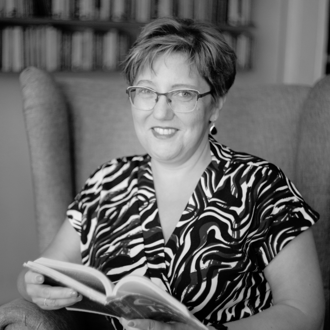 <p>Dyrektor Miejskiej i Powiatowej Biblioteki Publicznej im. Marii Konopnickiej w Lubaniu.&nbsp;</p> <p>Jestem absolwentką bibliotekoznawstwa oraz studi&oacute;w podyplomowych z Administracji i Przedsiębiorczości w Kulturze, co zapewnia mi solidne przygotowanie teoretyczne i praktyczne do pracy w bibliotekach oraz zarządzania instytucjami kultury. Moje kompetencje obejmują zar&oacute;wno aspekty pracy bibliotekarza, jak i zarządzania, co pozwala mi skutecznie łączyć te role.&nbsp;</p> <p>Jako bibliotekarz-praktyk i osoba zarządzająca instytucjami kultury mam wieloletnie doświadczenie. Przez 16 lat byłam dyrektorem miejsko-gminnego ośrodka kultury, w kt&oacute;rego strukturach znajdowały się biblioteki. Od 4 lat pełnię funkcję dyrektora miejskiej i powiatowej biblioteki w mieście liczącym ok. 17 tysięcy mieszkańc&oacute;w. Aktywnie działam na rzecz rozwoju biblioteki i jej znaczenia w środowisku miejskim oraz ośrodku kultury w gminie wiejsko-miejskiej.&nbsp;</p> <p>Posiadam bogate doświadczenie w organizacji życia kulturalnego i aktywizacji społeczności lokalnej. Dzięki pracy nad pisaniem i realizacją wniosk&oacute;w o granty skutecznie pozyskuję środki na projekty kulturalne, co pozwala na rozwijanie oferty biblioteki. Od ponad 10 lat organizuję lokalne konferencje &bdquo;Zainspiruj się!&rdquo;, kt&oacute;re mają na celu inspirowanie bibliotekarzy do kreatywności i innowacyjnego podejścia do pracy, a także przełamywania stereotyp&oacute;w związanych z bibliotekami.&nbsp; Prowadzę także szkolenia z partnerstw lokalnych, sieciowania i aktywności Lokalnych Grup Działania oraz konsultacje dotyczące pisania wniosk&oacute;w o granty, wspierając lokalnych działaczy w pozyskiwaniu funduszy.&nbsp;</p> <p>Jestem zwolenniczką bibliotek aktywnych i otwartych na potrzeby społeczności lokalnej. Moim celem jest budowanie miejsc, kt&oacute;re oferują nie tylko dostęp do wiedzy, ale także stają się centrami życia kulturalnego i społecznego. W pracy staram się inspirować innych, pokazując, że biblioteka może być nowoczesnym i dynamicznym miejscem, pełnym pasji i zaangażowania.&nbsp;</p> <p><strong>Rekomendacje:</strong></p> <ul class="wp-block-list"> <li>Wioletta Olech</li> </ul>