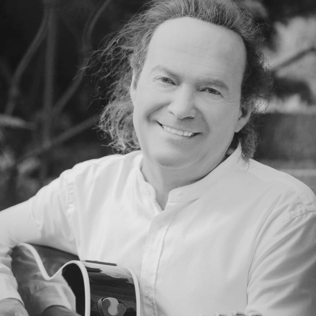 <p>Kompozytor, wokalista, aranżer, autor tekst&oacute;w, reżyser, manager i producent muzyczny. Znany jako wokalista i manager znanej grupy Spirituals Singers Band (1978 &ndash; 1994), oraz z występ&oacute;w w projektach Janusz Cedro live in concert (1995-1997), Janusz Cedro and the Band(1997 &ndash; 2000).&nbsp;</p> <p>W&nbsp; połowie 2018 Janusz Cedro powraca na scenę z nowym projektem Janusz Cedro &ndash; Solo -recital NAJPIĘKNIEJSZE PIOSENKI ŚWIATA, CZYLI POLSKIE PRZEBOJE MUZYKI ROZRYWKOWEJ LAT 60-TYCH I 70-TYCH, a potem kolejne PIEŚNI GOSPEL &ndash; KORZENIE JAZZU, recital autorski UWIERZ MI, oraz JAZZ STANDARDS.&nbsp;</p> <p>Janusz Cedro wracając w 2016 roku na scenę za cel w koncertowaniu obrał Dolny Śląsk, jego&nbsp; Małą Ojczyznę , a cykl koncert&oacute;w nosi tytuł ROZŚPIEWANY DOLNY ŚLĄSK, bo każdy koncert zamienia się w Jedno Wielkie Wsp&oacute;lne Śpiewanie.&nbsp; Koncerty odbywają się w miastach i miasteczkach Dolnego Śląska, w salach widowiskowych w Miejskich Dom&oacute;w&nbsp; Kultury, Teatrach , Gminnych Ośrodkach Kultury etc.&nbsp;</p> <p>W kwietniu&nbsp; 2024 r., uchwałą Stowarzyszenia Autor&oacute;w Zaiks z dnia 10.04.20224 r., Janusz Cedro&nbsp; został członkiem Stowarzyszenia.&nbsp;</p> <p>Patronat Medialny: RADIO WROCŁAW, TVP3 WROCŁAW, Gazeta Wyborcza Wrocław, Telewizja DTV24, Niesamowity Dolny Śląsk, My Wrocławianie, Doba.pl i TuWrocław.&nbsp;</p> <p>JANUSZ CEDRO od ponad trzech dekad na rynku muzycznym , ponad 3.000 koncert&oacute;w w Polsce, Europie i USA.&nbsp;</p> <p>Od 6 lat gra koncerty tylko na Dolnym Śląsku.&nbsp;</p> <p><strong>Rekomendacje:</strong></p> <ul class="wp-block-list"> <li>Koło Środowisk Tw&oacute;rczych i Polityki Międzykulturowej Platformy Obywatelskiej we Wrocławiu</li> </ul>