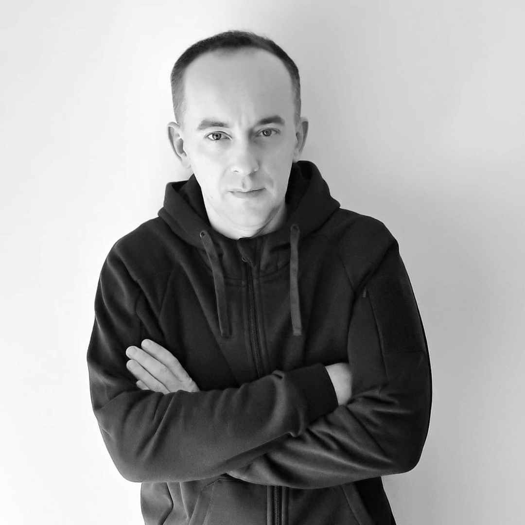 <p>Tw&oacute;rca drewnianych form piernikarskich, autor reportażu &bdquo;Co widziała Matka B. Opowieści z Barda&rdquo;, wyr&oacute;żniony stypendium wojew&oacute;dztwa dolnośląskiego w 2023 roku.&nbsp;</p> <p>Tomasz Karamon jest cenionym tw&oacute;rcą drewnianych form piernikarskich oraz autorem literatury non-fiction, koncentrującym się na zachowaniu i promowaniu dziedzictwa kulturowego Dolnego Śląska, szczeg&oacute;lnie Barda &ndash; miejscowości o bogatej historii i tradycji. Z wykształcenia politolog, od ponad dekady poświęca się rzeźbieniu form piernikarskich, będąc jednym z ostatnich tw&oacute;rc&oacute;w tej unikalnej sztuki w regionie. W 2023 roku został wyr&oacute;żniony stypendium Wojew&oacute;dztwa Dolnośląskiego w dziedzinie dziedzictwa kulturowego, co podkreśliło jego wkład w zachowanie tradycji i promowanie lokalnej historii. Jego działalność artystyczna i literacka obejmuje m.in. wydany w 2024 roku przez Mariusza Szczygła z Wydawnictwa Dowody reportaż &bdquo;Co widziała Matka B. Opowieści z Barda&rdquo;, łączącą elementy reportażu z rekonstrukcją historii miasta, jego mieszkańc&oacute;w oraz kultu Matki Boskiej Bardzkiej, najstarszej drewnianej figurki sakralnej w Polsce. Karamon realizuje r&oacute;wnież w internecie, gdzie na facebooku od 2013 roku prowadzi projekt &bdquo;Bardo &ndash; na tropie tajemnic historii&rdquo;, kt&oacute;ry koncentruje się na odkrywaniu mało znanych aspekt&oacute;w dziej&oacute;w Barda. Łączy badania archiwalne z opowieściami mieszkańc&oacute;w, legendami i przekazami ustnymi, przybliżając nieoficjalne, często zapomniane narracje. Projekt promuje lokalne tradycje oraz angażuje społeczność poprzez wystawy, publikacje i wydarzenia kulturalne, inspirując do odkrywania ukrytych wartości w lokalnym dziedzictwie. Karamon jest r&oacute;wnież aktywnie zaangażowany w działalność społeczną i kulturalną jako członek Towarzystwa Miłośnik&oacute;w Ziemi Kamienieckiej, przyczyniając się do prowadzenia Kamienieckiej Izby Pamiątek. Jego projekty łączą sztukę z literaturą, ożywiając zapomniane tradycje i zainteresowując wsp&oacute;łczesnych odbiorc&oacute;w lokalnym dziedzictwem kulturowym. Dzięki swoim działaniom skutecznie łączy przeszłość z teraźniejszością, inspirując innych do odkrywania i pielęgnowania lokalnej historii.&nbsp;</p> <p><strong>Rekomendacje:</strong></p> <ul class="wp-block-list"> <li>Fundacja Joanny Lamparskiej</li> <li>Towarzystwo Miłośnik&oacute;w Ziemi Kamienieckiej</li> </ul>