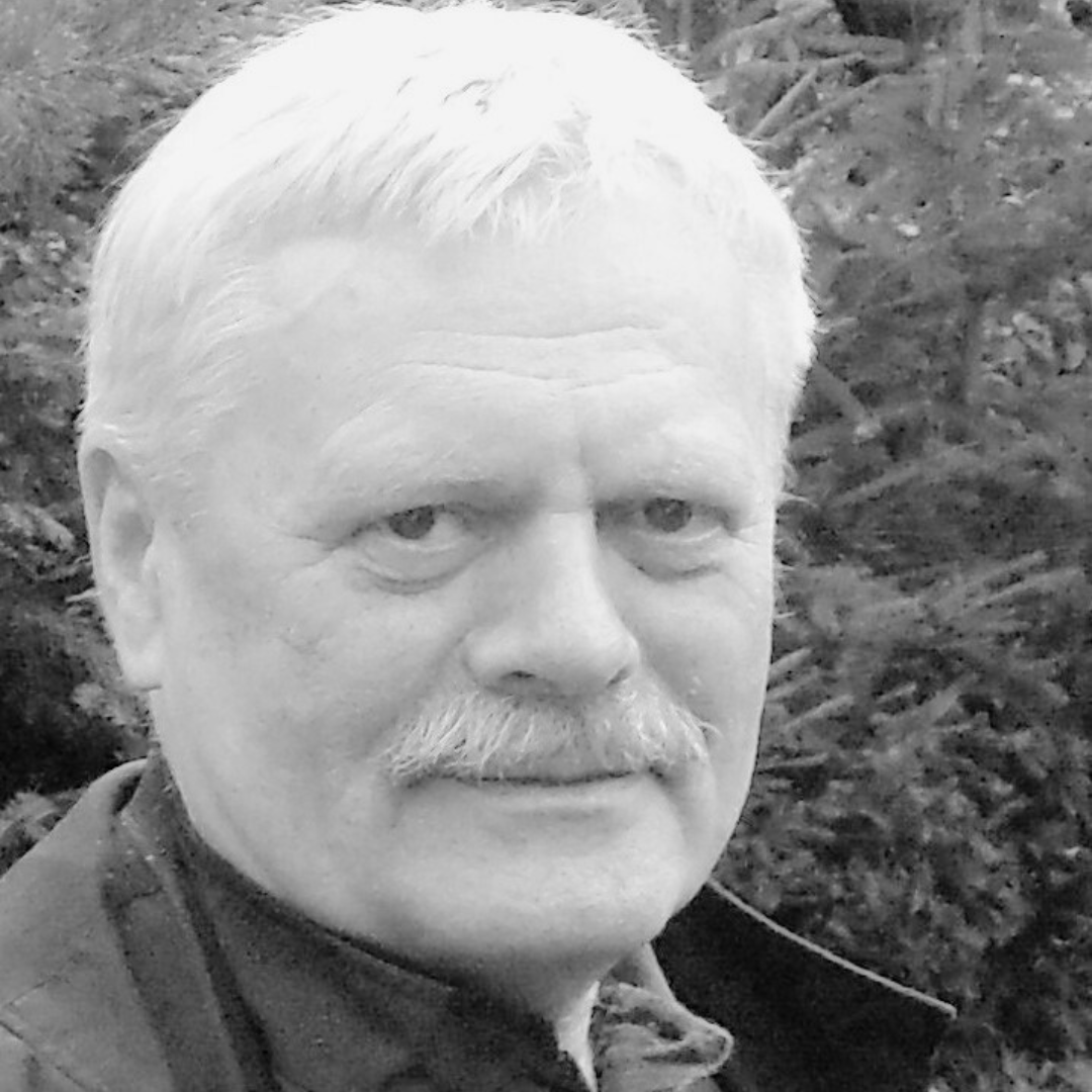 <p>Rzeźbiarz, tw&oacute;rca instalacji i happening&oacute;w w Polsce i na świecie, krytyk sztuki. Profesor: Akademii Sztuk Pięknych, Wyższej Szkoły Humanistycznej. Dziennikarz, działacz społeczny. &nbsp;</p> <p>Profesor Zbigniew Makarewicz 1990 &ndash; 2016 w ASP, od 2017 w Wyższej Szkole Humanistycznej we Wrocławiu. Laureat złotej Gloria Artis 2022. Po&nbsp; studiach&nbsp; w&nbsp; Państwowej Wyższej Szkole Sztuk Plastycznych w 1965 r. zamieszkał we Wrocławiu. Działacz Związku Polskich Artyst&oacute;w Plastyk&oacute;w (1989 &ndash; 93 prezes ZG ZPAP) i&nbsp;&nbsp; Stowarzyszenia&nbsp; Dziennikarzy Polskich (2019 &ndash; 22 V-prezes Oddziału Dolnośląskiego).&nbsp; Organizator ruchu artystycznego (np. Plenery Dolnośląskie, Galeria &bdquo;X&rdquo; &ndash; ZPAP). Swoje prace pokazywał na 25 wystawach indywidualnych&nbsp;&nbsp; i 33 zbiorowych w kraju i za granicą (rzeźba, rysunek, malarstwo, instalacje, parateatr). W nurcie neoawangardy wsp&oacute;łpracował z alternatywnymi galeriami m.in. &bdquo;Pod Moną Lisą&rdquo; Jerzego Ludwińskiego, &bdquo;Babel&rdquo; Barbary Kozłowskiej, &bdquo;Działań&rdquo; Freda Ojdy w Warszawie, Richarda Demarco w Edynburgu, &bdquo;Modern Art Museum&rdquo; Gerarda Bluma &ndash; Kwiatkowskiego w Niemczech i &bdquo;Labirynt&rdquo; Andrzeja Mroczka w Lublinie. W latach 1981 &ndash; 1989&nbsp; działał w Ruchu Kultury Niezależnej m.in. w galerii &bdquo;Na Ostrowie&rdquo; (oddział Muzeum Archidiecezjalnego we Wrocławiu). Represjonowany 1982 &ndash; 84 za działalność na rzecz NSZZ Solidarność. Od 1972 roku krytyk sztuki i publicysta&nbsp; oraz autor studi&oacute;w z historii wsp&oacute;łczesnej&nbsp; tw&oacute;rczości plastycznej Ziem Zachodnich, a&nbsp; w tym&nbsp; poważniejsze opracowania:&nbsp; Plastyka &ndash; zaw&oacute;d i powołanie; dynamika rozwoju&nbsp; środowiska na Dolnym Śląsku w latach 1945 &ndash; 1975, (w:) Prof. S. Trznadlowski&nbsp; (red.) Kultura na Dolnym Śląsku, PWN, Wrocław, 1977; Pozaekonomiczne czynniki wzrostu, (w): Waszkiewicz J. (red.)&nbsp; Zgadywanie teraźniejszości, Wrocław&nbsp; 1994; Poland-Scotland Mutual Inspirations in Modern Art., (w:)&nbsp; Poland on the eve&nbsp; of EU membership, Georg Blazyca (ed.), European Studies&nbsp; 2003/01, University of Paisley, UK; Wrocławski eksperyment w sztuce 1945 &ndash; 2021/ Wrocław experiments in art 1945 &ndash; 2021. (w:)&nbsp; Quart 2021, 4 (s. 32 &ndash; 58), Wrocław. Sylwetki dolnośląskich plastyk&oacute;w i&nbsp; tw&oacute;rc&oacute;w działających w nowych formach publikował w katalogach wystaw i w prasie.&nbsp;</p> <p><strong>Rekomendacje:</strong></p> <ul class="wp-block-list"> <li>Stowarzyszenie Dziennikarzy Polskich</li> </ul>