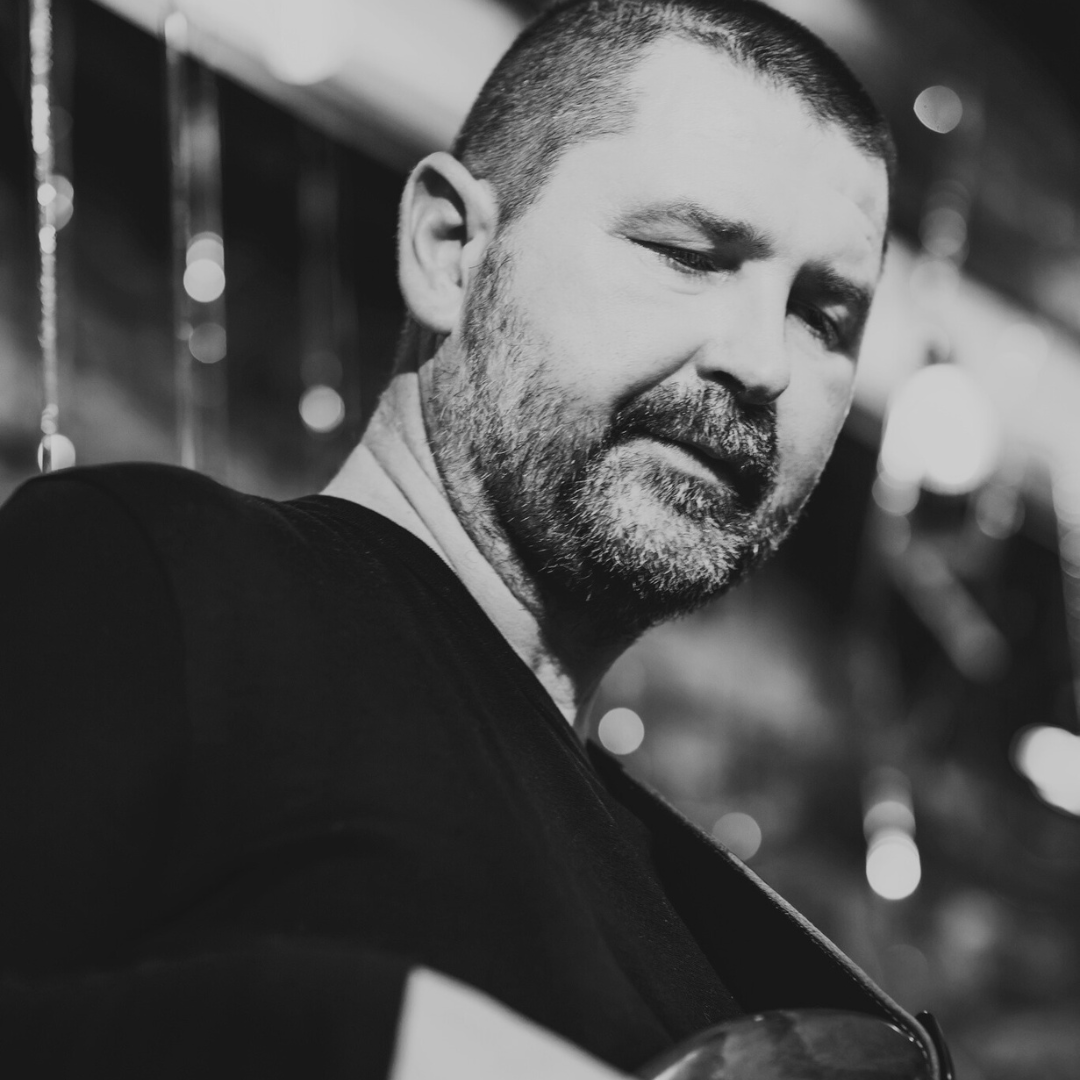 <p>Muzyk pasjonat, gitarzysta basowy, animator kultury, członek PSJ Wrocław, działacz społeczny i kulturalny, organizator wydarzeń artystycznych: koncert&oacute;w, festiwali, warsztat&oacute;w muzycznych, wernisaży.&nbsp;</p> <p>Ważniejsze zorganizowane / wsp&oacute;łorganizowane wydarzania:&nbsp;</p> <ul class="wp-block-list"> <li>organizacja koncert&oacute;w: Jan Izba Izbiński, Jan Ptaszyn Wr&oacute;blewski Quartet, Funky Groove, Krzysztof &bdquo;Puma&rdquo; Piasecki Band, Leszek Cichoński, Dorota Miśkiewicz, Artur Dudkiewicz, Moonlight Walk Jazz Quartet, Zbigniew Jakubek Quartet, De Profundis &ndash; Droga Krzyżowa misterium inspirowane tekstami ks. Jana Twardowskiego z udziałem aktora Jana Nowickiego&nbsp; recytacje,&nbsp; New Bone i inni,&nbsp;</li> <li>organizacja koncert&oacute;w w ramach Wrocławskiego Festiwalu Jazzowego &ndash; Jazz nad Odrą w latach 2007 r. do 2019 r. na kt&oacute;rych wystąpili m.in.:&nbsp; Henryk Miśkiewicz, Adam Bałdych, Zbigniew Lewandowski, Jarosław Śmietana, Krzysztof Ścierański, Piotr Baron, Inga Lewandowska, Kuba Stankiewicz, Kinga Głyk, Piotr Schmidt, Natalia Lubrano, Janusz Konefał i inni, oraz zespoły: Old Timers, Vibraslap, Bibobit, Qurtado, F.O.U.R.S Colective, Karasiewicz Power SET, a także goście z zagranicy&nbsp; Radiostatic Michał Wr&oacute;blewski (USA,PL), The Cuban Latin Jazz &ndash; (CUB, UKR, PL),&nbsp;</li> <li>organizacja festiwalu Wykopki Jazzowo Bluesowe w ramach, kt&oacute;rego wystąpili m.in.: Guil Guimaraes Group (BR,PL), Mike Russell Band (USA,PL), Walk Away &amp; Eric Marienthal (USA,PL),&nbsp;</li> <li>wystawa fotografii Jazz w Trzebnicy,&nbsp;</li> <li>wystawa plakatu jazzowego Stanisława Cejrowskiego,&nbsp;</li> <li>warsztaty muzyczne,&nbsp;</li> <li>koncerty w ramach wydarzenia SkoroMuza,&nbsp;</li> <li>koncerty kolęd, Mikołajki i inne;&nbsp;</li> </ul> <ul class="wp-block-list"> <li>Lider zespoł&oacute;w muzycznych Jazz &amp; Blues PROJECT, COME-BACK oraz IM FANKI TIM.&nbsp;</li> </ul> <p>Nagrane płyty z Jazz &amp; Blues PROJECT:&nbsp;</p> <ul class="wp-block-list"> <li>demo ze standardami jazzowymi &ndash; 2005 r.&nbsp;</li> <li>płyta ze standardami jazzowym &ndash; 2006 r.&nbsp;</li> <li>wydanie DVD &ndash; koncert zespołu &ndash;&nbsp; 2007 r.&nbsp;</li> <li>nagranie płyty &bdquo;Wigilijny czas&rdquo; &ndash; 2008 r.&nbsp;</li> </ul> <p>Nagrane płyty z COME-BACK:&nbsp;</p> <ul class="wp-block-list"> <li>demo ze standardami jazzowymi &ndash; 2010 r.&nbsp;</li> <li>demo z własnymi utworami &ndash; 2010 r.&nbsp;</li> </ul> <p>Nagrane płyty z&nbsp; IM Fanki Tim:&nbsp;</p> <ul class="wp-block-list"> <li>Kr&oacute;tki Film &ndash; 2014 r.&nbsp;</li> <li>r &ndash; ewolucja &ndash; 2023 r.&nbsp;</li> </ul> <p><strong>Rekomendacje:</strong></p> <ul class="wp-block-list"> <li>Stowarzyszenie Jazzowe Wrocław</li> <li>Centrum Kultury i Sztuki Trzebnica</li> <li>Stowarzyszenie Mieszkańc&oacute;w Trzebnicy</li> <li>Fundacja Brawo Ty</li> </ul>
