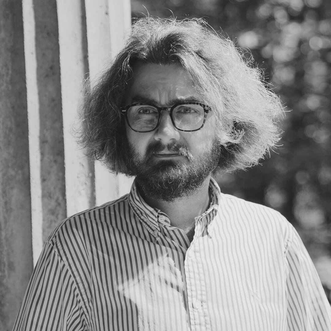 <p>Od lat związany z Jedliną-Zdrojem, absolwent UJ, wykładowca historii i nauk politycznych na uniwersytecie w Pasawie, badacz dziej&oacute;w Dolnego Śląska i G&oacute;r Sowich, prezes Fundacji Pałac Jedlinka.</p> <p>Organizator życia kulturalnego skupionego wok&oacute;ł Pałacu Jedlinka w Jedlinie-Zdroju. Od lat angażuje się we wspieranie działalności edukacyjnej oraz promocję regionu. Wsp&oacute;łtw&oacute;rca kilku edycji międzynarodowego konkursu dla dzieci i młodzieży z Polski, Czech i Niemiec dotyczącego śląskich zamk&oacute;w. Tw&oacute;rca cyklu wystaw i prelekcji eksperckich &ldquo;Perfekcyjne Polonika&rdquo; w Pałacu Jedlinka, poświęconych dziełom sprowadzonym z Europy Zachodniej, m.in. rękopisu gen. Jana Henryka Dąbrowskiego. Od marca br. stoi na czele Fundacji Pałac Jedlinka, kt&oacute;rej statutowym celem jest przywr&oacute;cenie kulturotw&oacute;rczej roli zabytkowego obiektu dla lokalnej społeczności. W ciągu zaledwie kilkumiesięcznej działalności zorganizował wernisaże malarstwa artyst&oacute;w pochodzących z Dolnego Śląska, zar&oacute;wno znanych, jak i debiutujących. Wspiera i wsp&oacute;łpracuje z Galerią Austeria z Rzeczki na terenie gminy Walim, organizatorem międzynarodowych plener&oacute;w malarskich. W ramach wsp&oacute;łpracy z OKiS z Wrocławia i Dolnośląskim Festiwalem Muzycznym gościł w Pałacu Jedlinka uznanych artyst&oacute;w, a lokalna społeczność miała możliwość bezpłatnie uczestniczyć w koncertach muzyki klasycznej. Dzięki osobistemu zaangażowaniu po raz pierwszy na terenie gminy Jedlina-Zdr&oacute;j w Pałacu Jedlinka odbyły się otwarte i bezpłatne dla publiczności spotkania autorskie ze znanymi tw&oacute;rcami w ramach Festiwalu G&oacute;ry Literatury. Sporym zainteresowaniem cieszyły się spotkania z Wojciechem Chmielarzem, Michałem Rusinkiem, Małgorzatą Lebdą czy Wiolettą Grzegorzewską. Wsp&oacute;lnie z lokalnymi artystami, z Centrum Kultury i Gminą Jedlina-Zdr&oacute;j przyczynił się do wystawienia w Pałacu Jedlinka autorskiego spektaklu teatralnego poświęconego lokalnej historii, co stanowi zalążek stworzenia stałej sceny teatralnej w Pałacu Jedlinka, otwartej zar&oacute;wno na artyst&oacute;w profesjonalnych, jak i dla teatru amatorskiego. Opr&oacute;cz kultury wysokiej tworzy r&oacute;wnież wydarzenia o charakterze popularnym, adresowane m.in. do rodzin czy też plenerowe koncerty muzyki rozrywkowej.&nbsp;</p> <p><strong>Rekomendacje:</strong></p> <ul class="wp-block-list"> <li>Leonard G&oacute;rski</li> </ul>