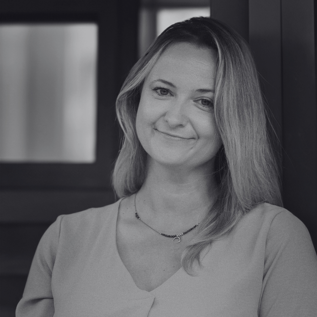 <p>Fotograf, manager kultury, założycielka grupy FotoAmator. Prowadzi działalność tw&oacute;rczą i pracuje w Ośrodku Kultury w Miliczu. Absolwentka historii sztuki Uniwersytetu Wrocławskiego.&nbsp;&nbsp;</p> <p>Anna Sobolewska, jest mieszkanką Milicza na Dolnym Śląsku, absolwentką historii sztuki na Uniwersytecie Wrocławskim oraz reklamy i projektowania graficznego w szkole &bdquo;Creo&rdquo;. W 2018 roku ukończyła studia podyplomowe &bdquo;Zarządzanie Plac&oacute;wkami Kultury&rdquo; na Uniwersytecie Ekonomicznym we Wrocławiu.&nbsp;</p> <p>Od 2021 roku Anna pracuje w Ośrodku Kultury w Miliczu jako specjalistka ds. edukacji artystycznej i realizacji projekt&oacute;w kulturalno-społecznych. Aktywnie działa r&oacute;wnież jako fotografka, realizując własne projekty artystyczne. Wśr&oacute;d jej najważniejszych projekt&oacute;w artystycznych znajdują się &bdquo;Explore&rdquo; (2017), &bdquo;Hydro-Projekt&rdquo; (2019), &bdquo;LolPop&rdquo; (2022) i &bdquo;Miasto Zasypia&rdquo; (2024) . Projekt &bdquo;LolPop&rdquo; zdobył jedną z gł&oacute;wnych nagr&oacute;d na konkursie &bdquo;Plac zabaw&rdquo; podczas 6. Wielkopolskiego Festiwalu Fotografii im. Ireneusza Zjeżdżałki w Poznaniu. Jej prace były prezentowane w Polsce na wystawach indywidualnych i zbiorowych.&nbsp;</p> <p>W 2016 roku założyła amatorską grupę fotograficzną &bdquo;FotoAmator&rdquo;, kt&oacute;ra zrzesza ponad dwudziestu entuzjast&oacute;w fotografii z Dolnego Śląska. Jako liderka tej grupy, organizuje warsztaty fotograficzne, wystawy, plenery oraz wykłady, kt&oacute;re umożliwiają lokalnej społeczności rozw&oacute;j fotograficznych pasji.&nbsp;</p> <p><strong>Rekomendacje:</strong></p> <ul class="wp-block-list"> <li>członkowie i członkinie grupy FOTOAMATOR</li> <li>Jolanta Sławenta</li> </ul>
