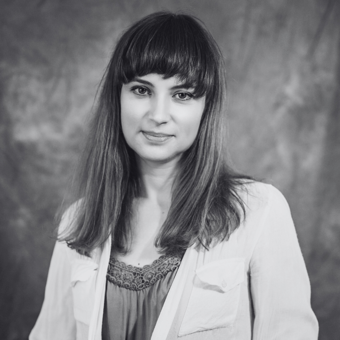 <p>Jestem absolwentką Akademii Sztuk Teatralnych we Wrocławiu, a także Pedagogiki Teatru w IKP Uniwersytetu Warszawskiego. Jestem aktorką, reżyserką, menadżerką i animatorką kultury.&nbsp;</p> <p>Odkąd ukończyłam AST aktywnie tworzę wrocławską kulturę &ndash; gł&oacute;wnie w dziedzinie teatru i animacji kultury. Od 2005 roku jestem związana z Wrocławskim Teatrem Komedia. Opr&oacute;cz dokonań aktorskich mam na swoim koncie także przedsięwzięcia reżyserskie i producenckie. W 2016 roku założyłam fundację i offowy Teatr Kombinat, w kt&oacute;rym pełnię funkcję dyrektora i menadżera. To miejsce, w kt&oacute;rym realizuję swoje marzenia artystyczne i do kt&oacute;rego zapraszam innych wrocławskich tw&oacute;rc&oacute;w z r&oacute;żnych dziedzin. Nieobce jest mi więc środowisko organizacji pozarządowych &ndash; znam jego blaski i cienie, bolączki i potrzeby. Wsp&oacute;łtworzyłam też Wrocławską Offensywę Teatralną &ndash; stowarzyszenie zrzeszające wrocławskie offowe teatry.&nbsp;&nbsp;</p> <p>Z ogromną pasją realizuję także projekty społeczne i pedagogiczne, pracując z amatorami. Przykładem może tu być międzypokoleniowy projekt społeczno-teatralny oparty na lokalnych historiach, zatytułowany &bdquo;Na walizkach&rdquo;, kt&oacute;ry zrealizowałam w 2018 roku z grupą teatralną przy GCKiS w Trzebnicy czy Teatr Nadodrzański, kt&oacute;ry prowadzę od 2023 roku w Konturach Kultury.&nbsp;</p> <p>Lubię też działać społecznie czy wolontaryjnie &ndash; w latach 2015-2024 byłam kuratorką sceny teatralnej największego w Polsce festiwalu kultury alternatywnej Slot Art w Lubiążu. Festiwal ten jest modelowym przykładem animacji kultury i unikalnym eksperymentem na pograniczu sztuki i działań społecznych.&nbsp;&nbsp;</p> <p>Uwielbiam też inspirować i dzielić się swoją wiedzą i umiejętnościami z młodymi ludźmi dlatego od lat działam jako pedagog we wrocławskich szkołach.&nbsp;&nbsp;</p> <p>Lubię działać i organizować &ndash; z ludźmi i dla ludzi.</p> <p><strong>Rekomendacje:</strong></p> <ul class="wp-block-list"> <li>Henryk Mazurkiewicz</li> <li>Marek Sztark</li> <li>Radek Grygoruk</li> <li>KONTURY KULTURY &ndash; Strefa Edukacji Tw&oacute;rczej</li> </ul>